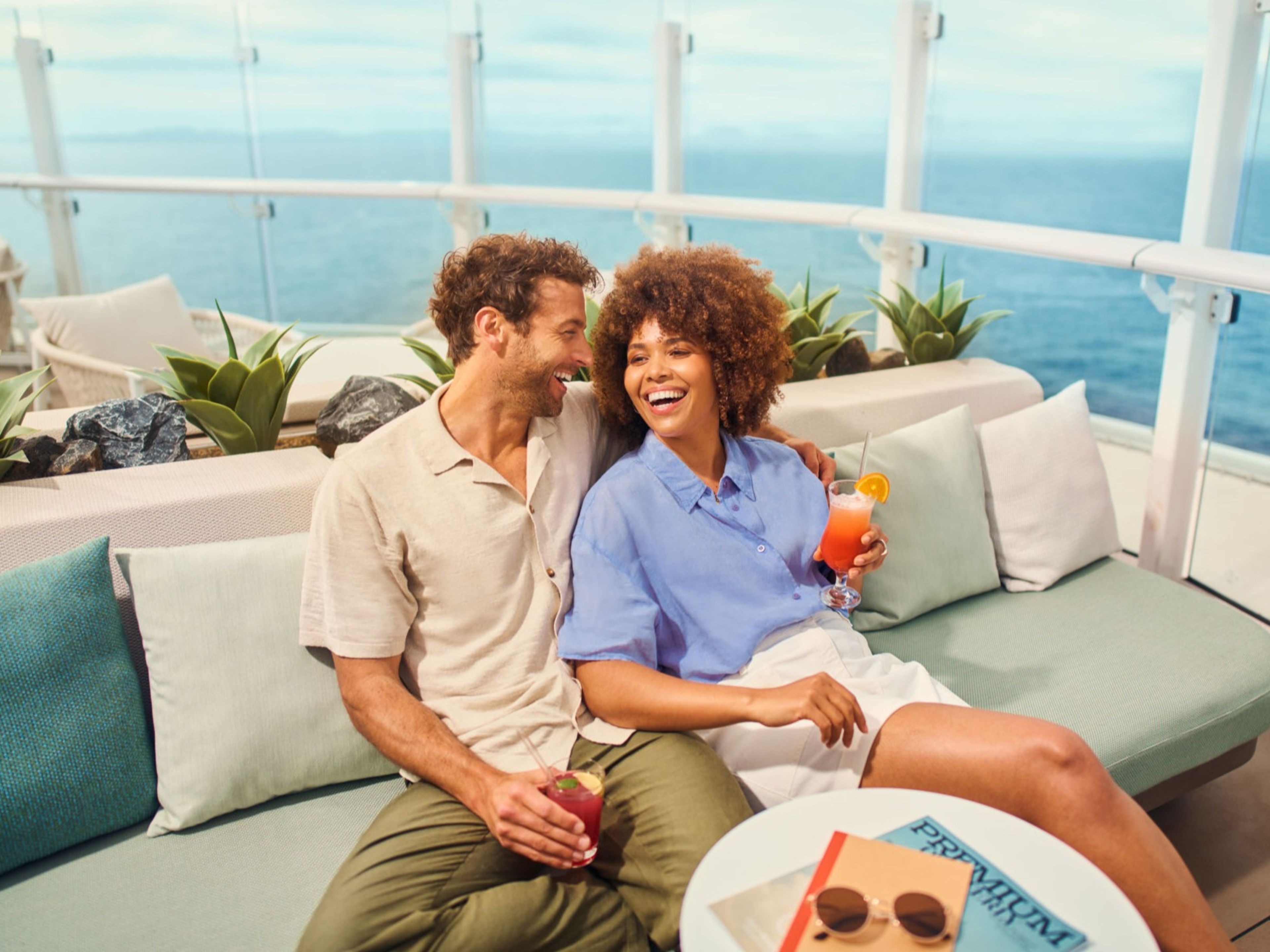 Paar genießt Cocktails auf Kreuzfahrtschiff der Mein Schiff® Flotte. Paar genießt Cocktails auf Kreuzfahrtschiff der Mein Schiff® Flotte.