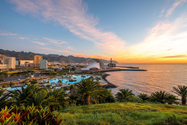 Sonnenuntergang über Santa Cruz de Tenerife, Palmen, Meer, Berge.