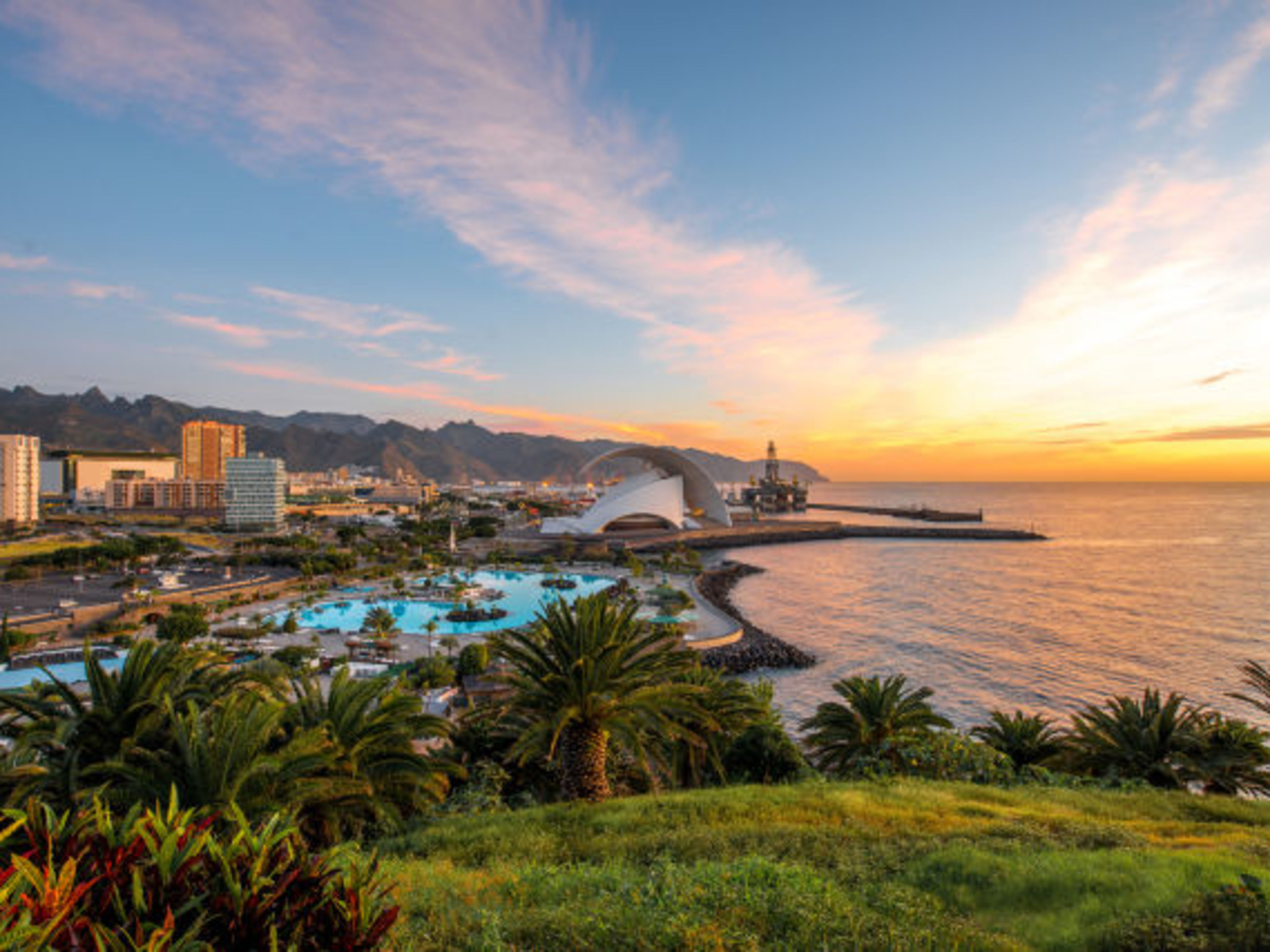 Sonnenuntergang über Santa Cruz de Tenerife, Palmen, Meer, Berge. Sonnenuntergang über Santa Cruz de Tenerife, Palmen, Meer, Berge.