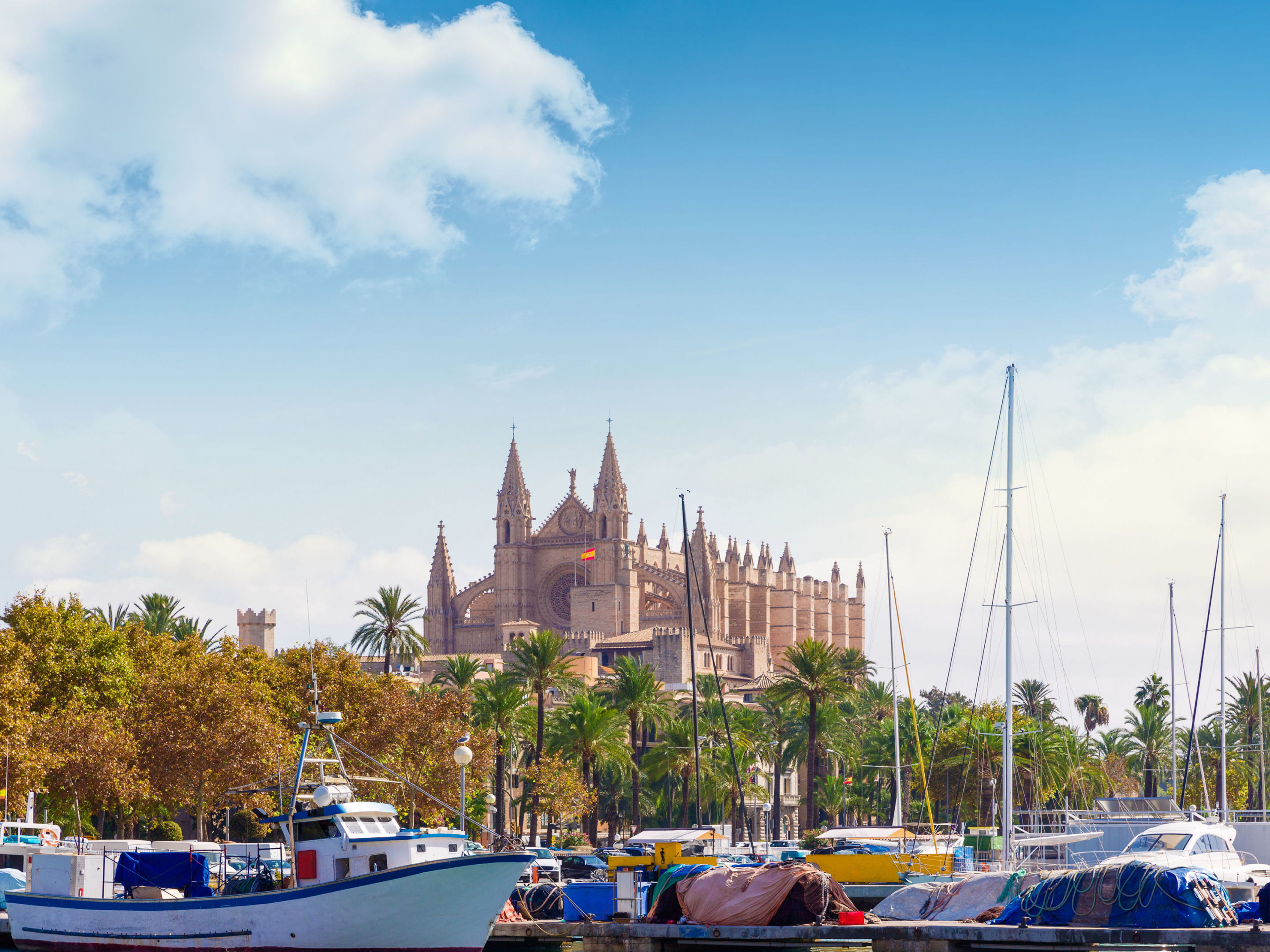 Kathedrale von Palma, Boote im Hafen, blauer Himmel. Kathedrale von Palma, Boote im Hafen, blauer Himmel.