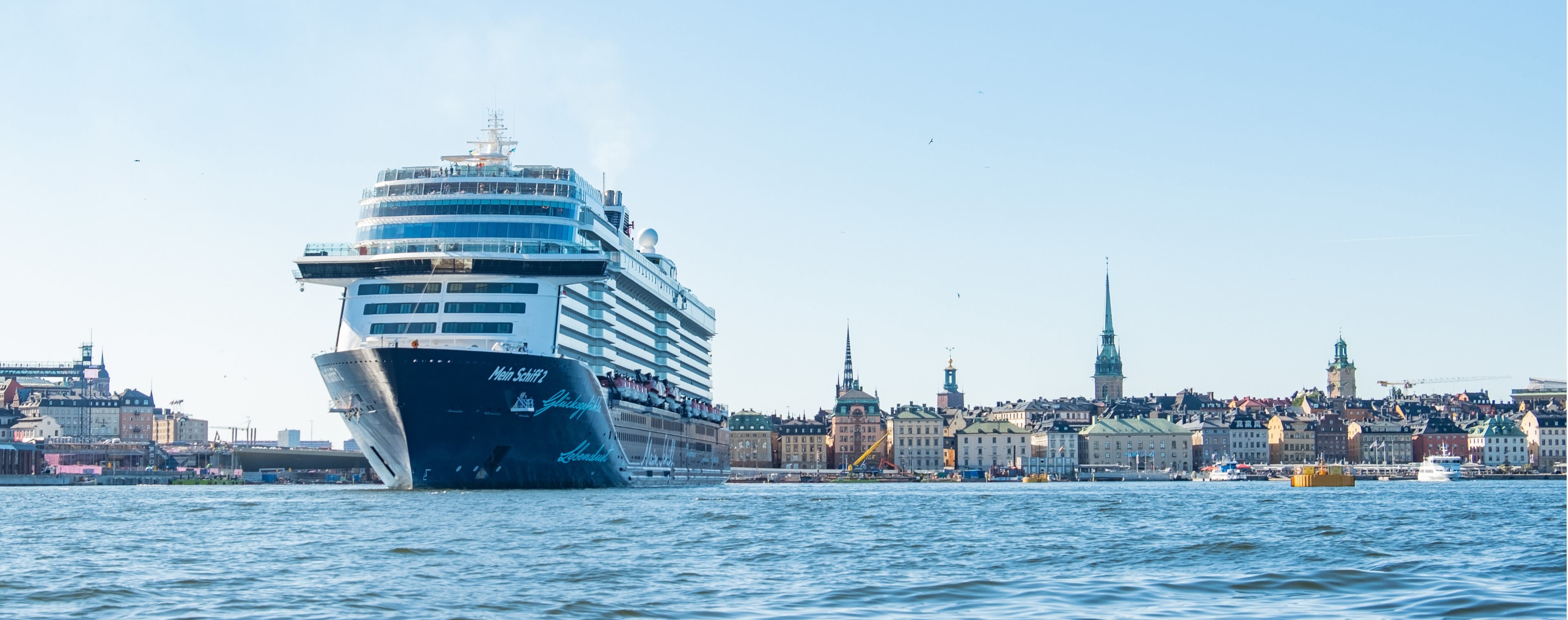 Kreuzfahrtschiff der Mein Schiff® Flotte vor Stockholms Skyline.