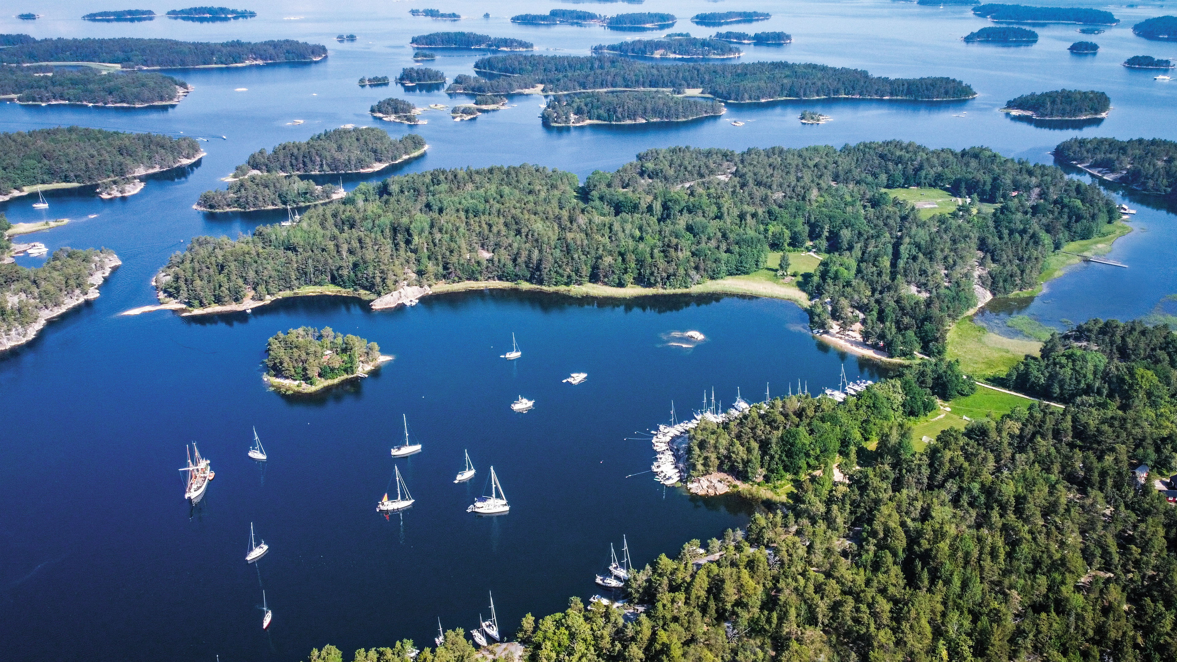 Segelboote im Schärengarten von Stockholm, umgeben von grünen Inseln. Segelboote im Schärengarten von Stockholm, umgeben von grünen Inseln.