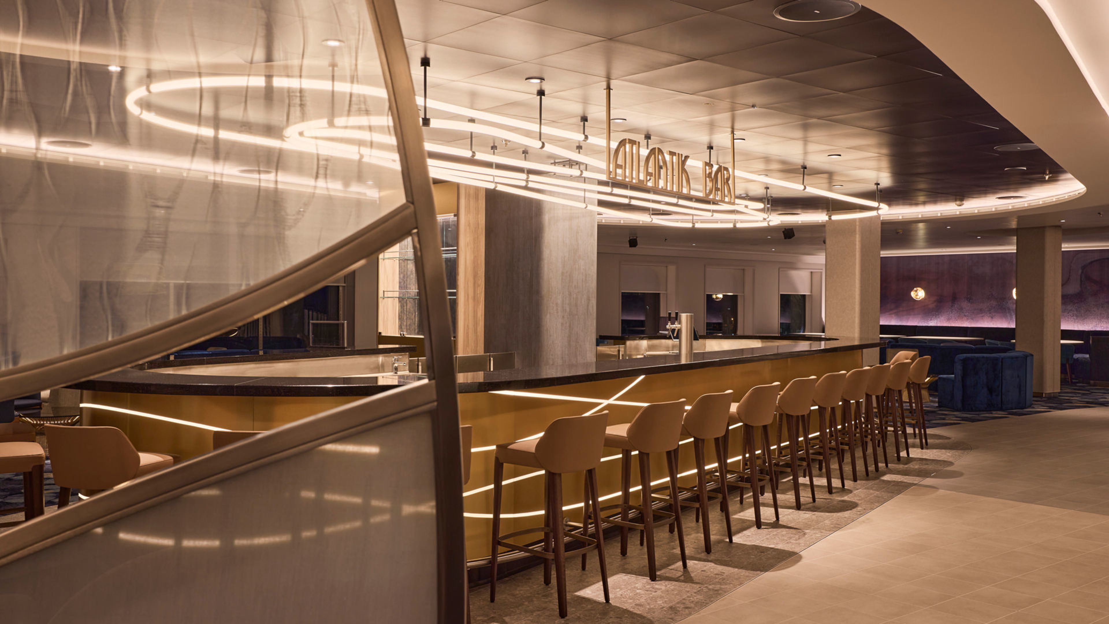 Moderne Bar mit beleuchteter Theke und eleganten Stühlen. Moderne Bar mit beleuchteter Theke und eleganten Stühlen.