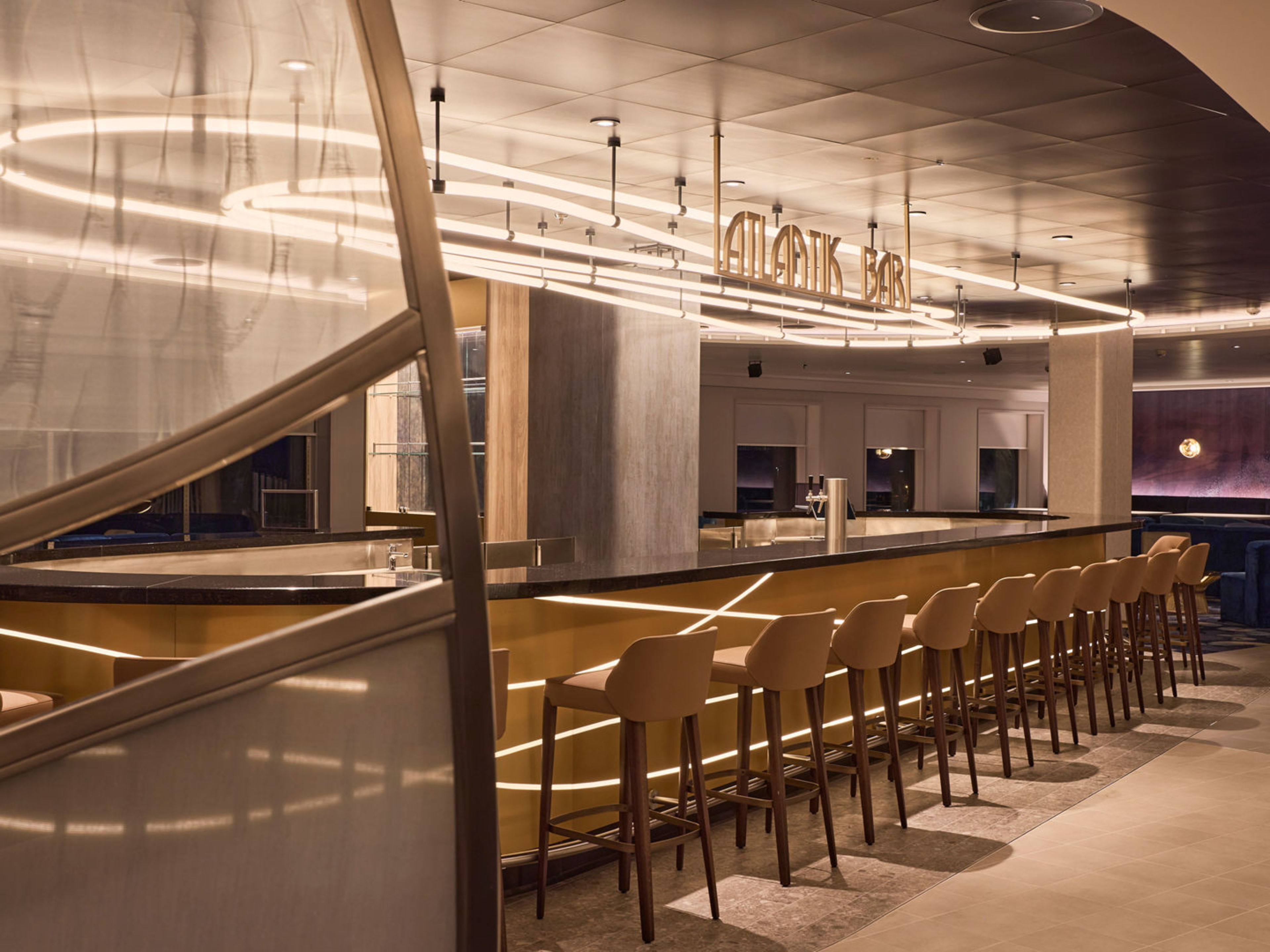 Moderne Bar mit beleuchteter Theke und eleganten Stühlen. Moderne Bar mit beleuchteter Theke und eleganten Stühlen.
