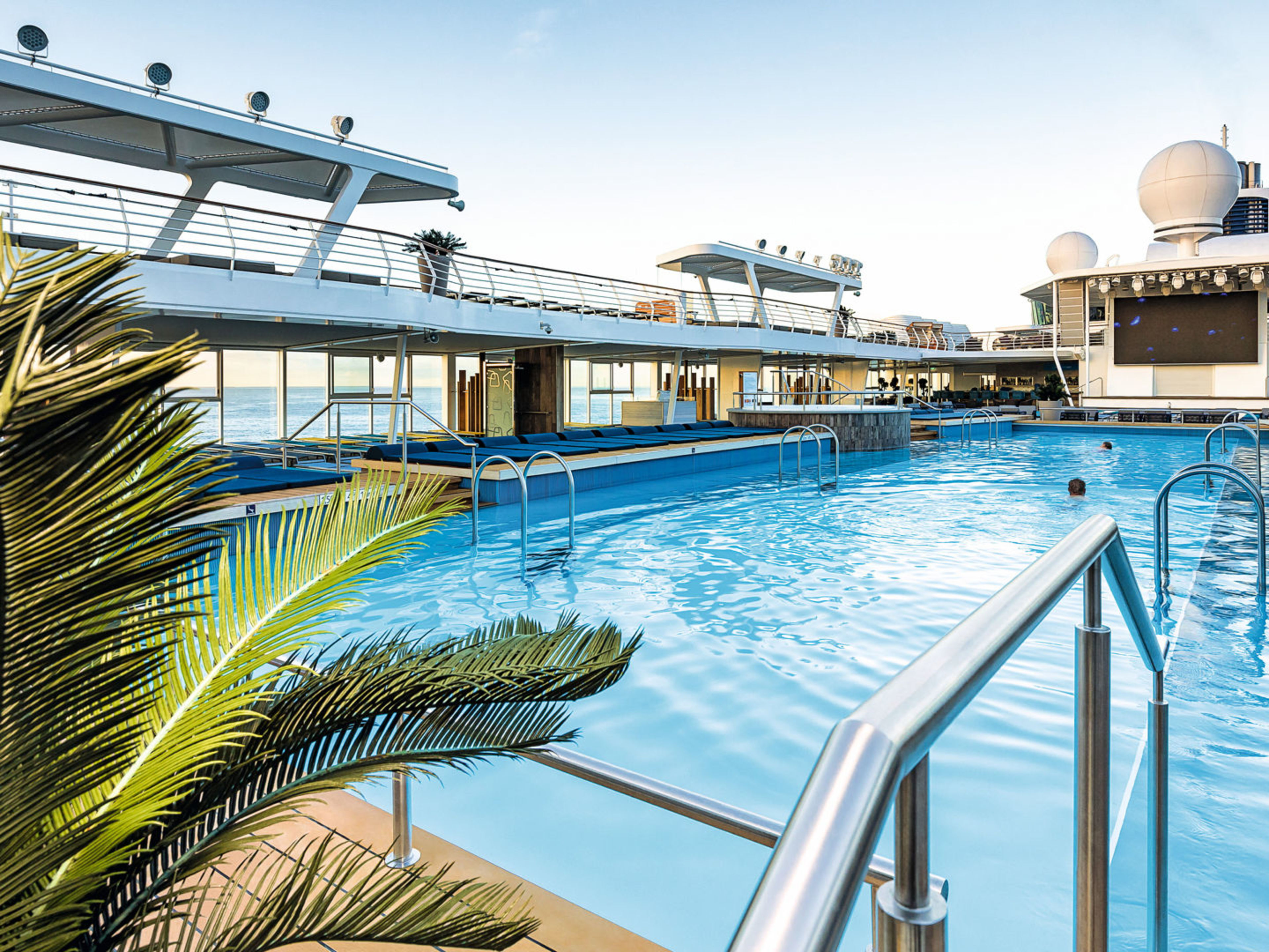 Pooldeck auf Kreuzfahrtschiff der Mein Schiff® Flotte, blauer Himmel. Pooldeck auf Kreuzfahrtschiff der Mein Schiff® Flotte, blauer Himmel.
