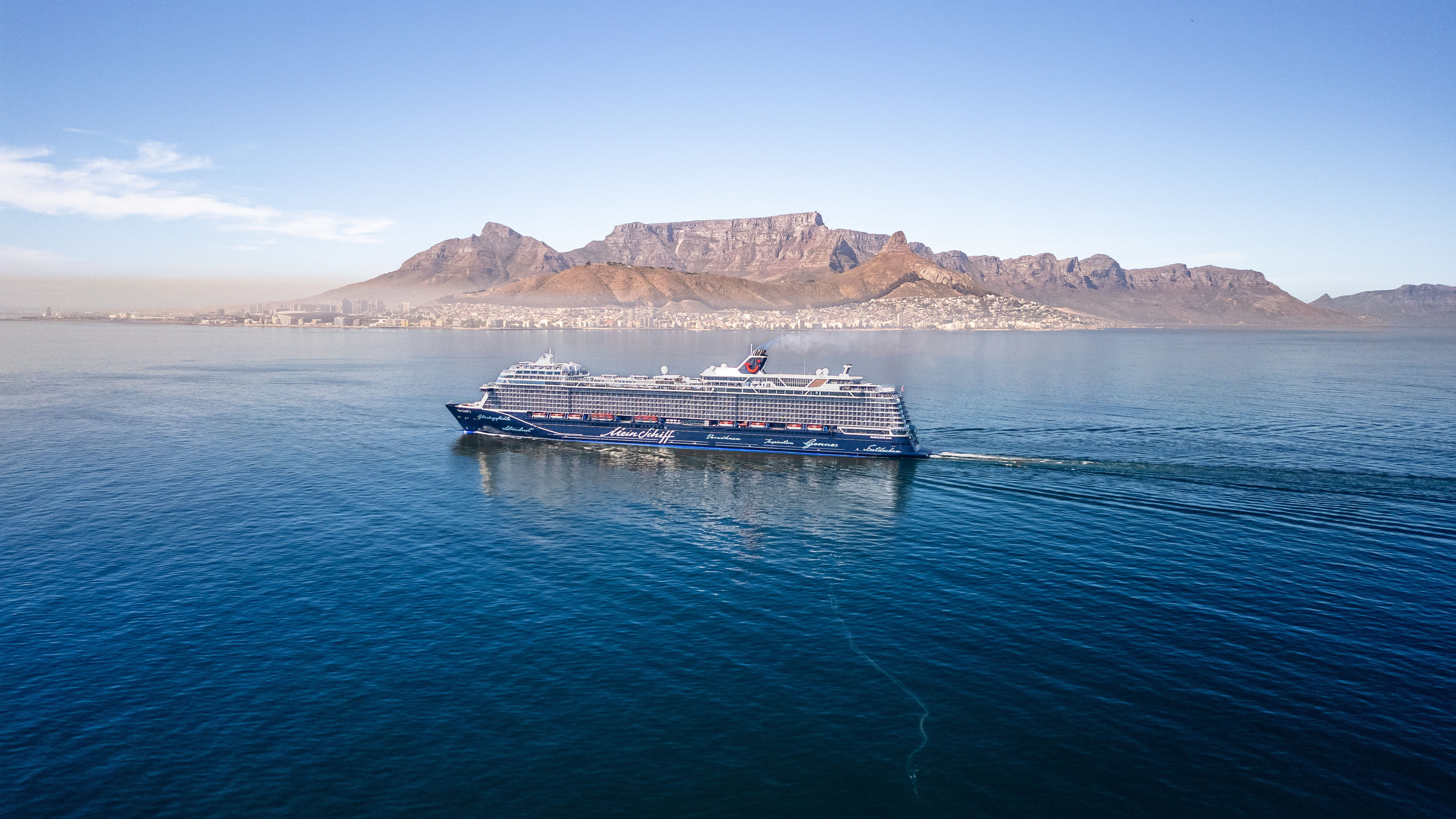 Kreuzfahrtschiff der Mein Schiff® Flotte vor Tafelberg, Kapstadt.
