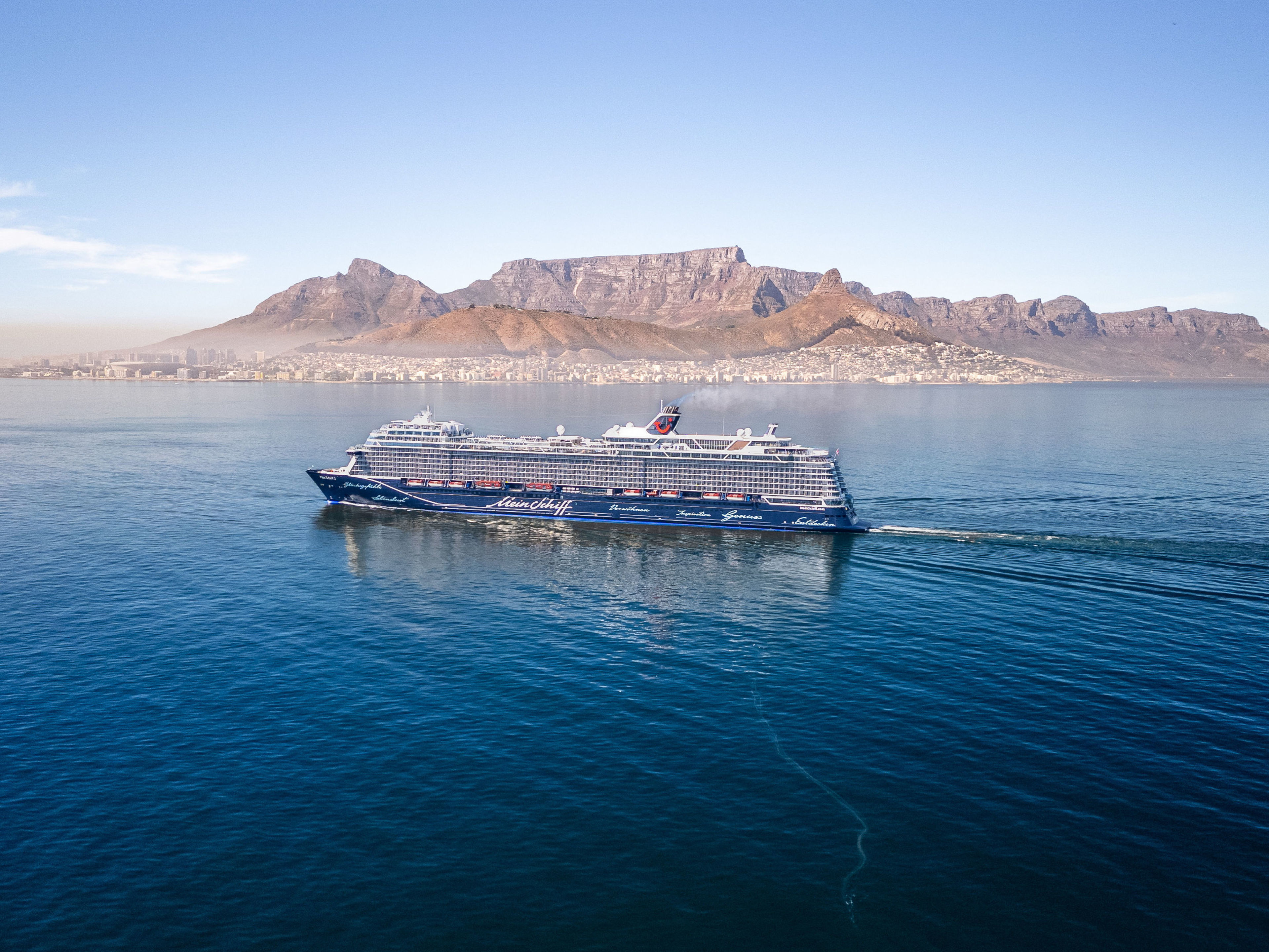 Kreuzfahrtschiff der Mein Schiff® Flotte vor Tafelberg, Kapstadt. Kreuzfahrtschiff der Mein Schiff® Flotte vor Tafelberg, Kapstadt.