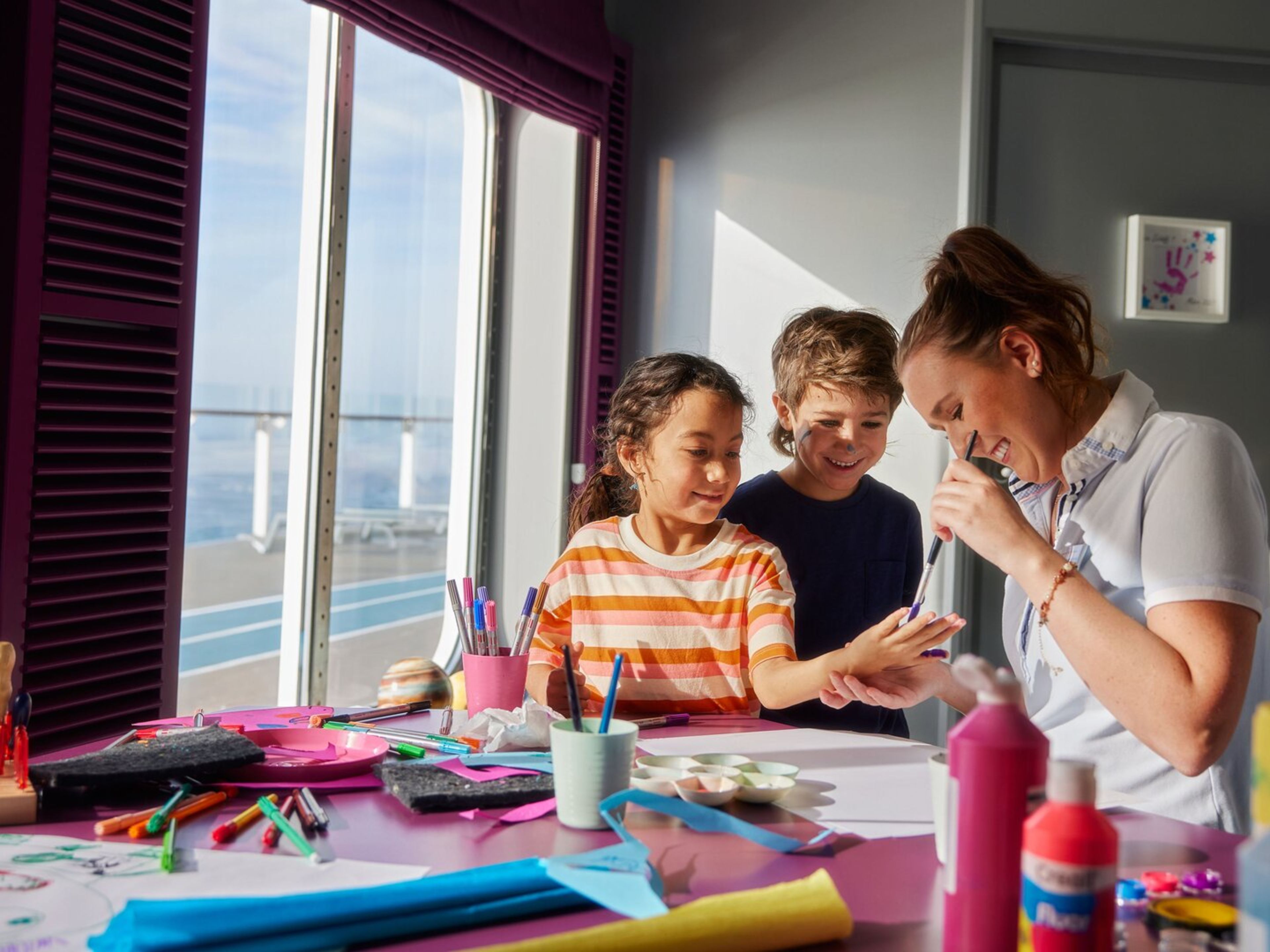 Kinder basteln mit Betreuerin auf Kreuzfahrtschiff der Mein Schiff® Flotte. Kinder basteln mit Betreuerin auf Kreuzfahrtschiff der Mein Schiff® Flotte.