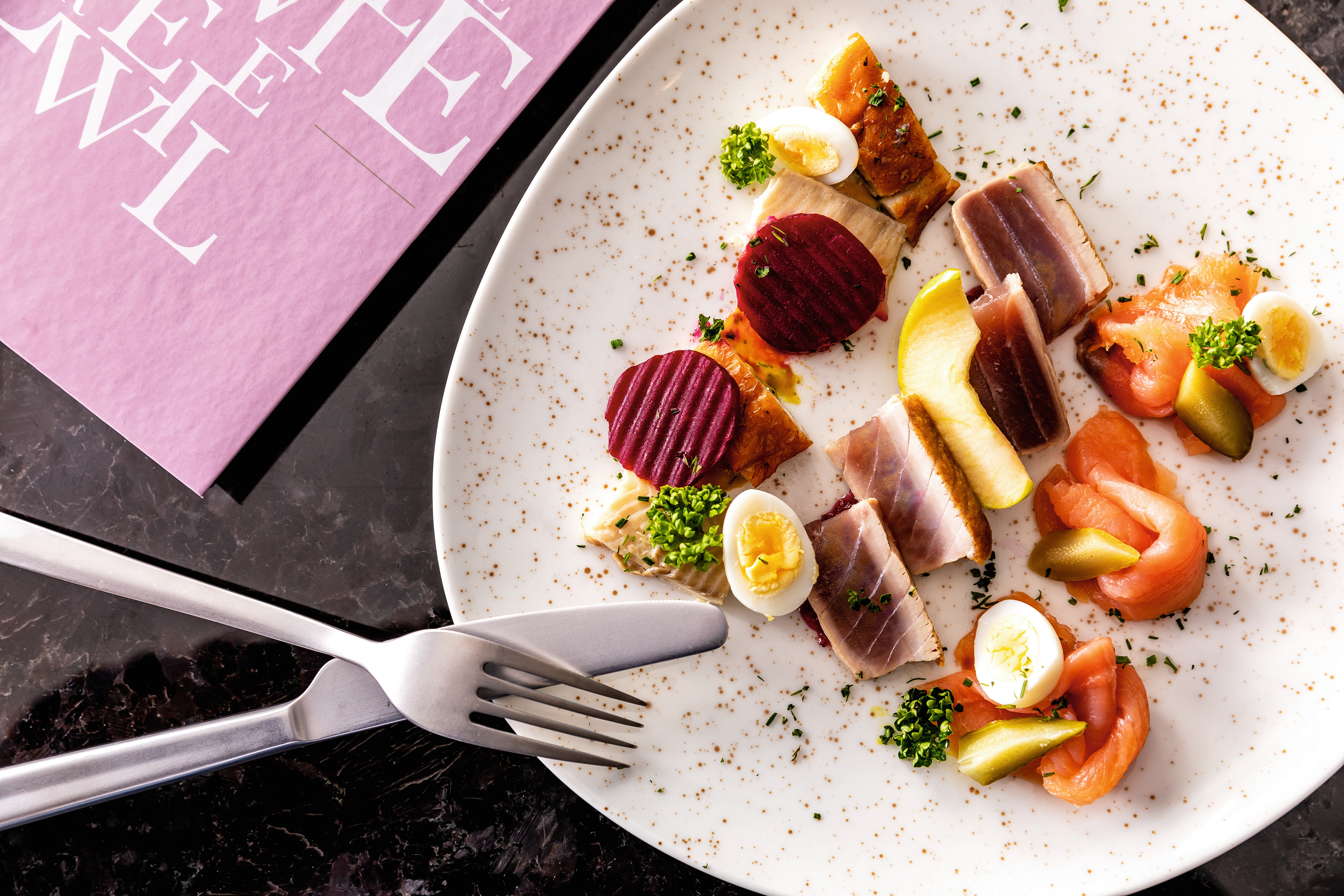 Gourmet-Teller mit Lachs, Rote Bete, Ei und Apfel.