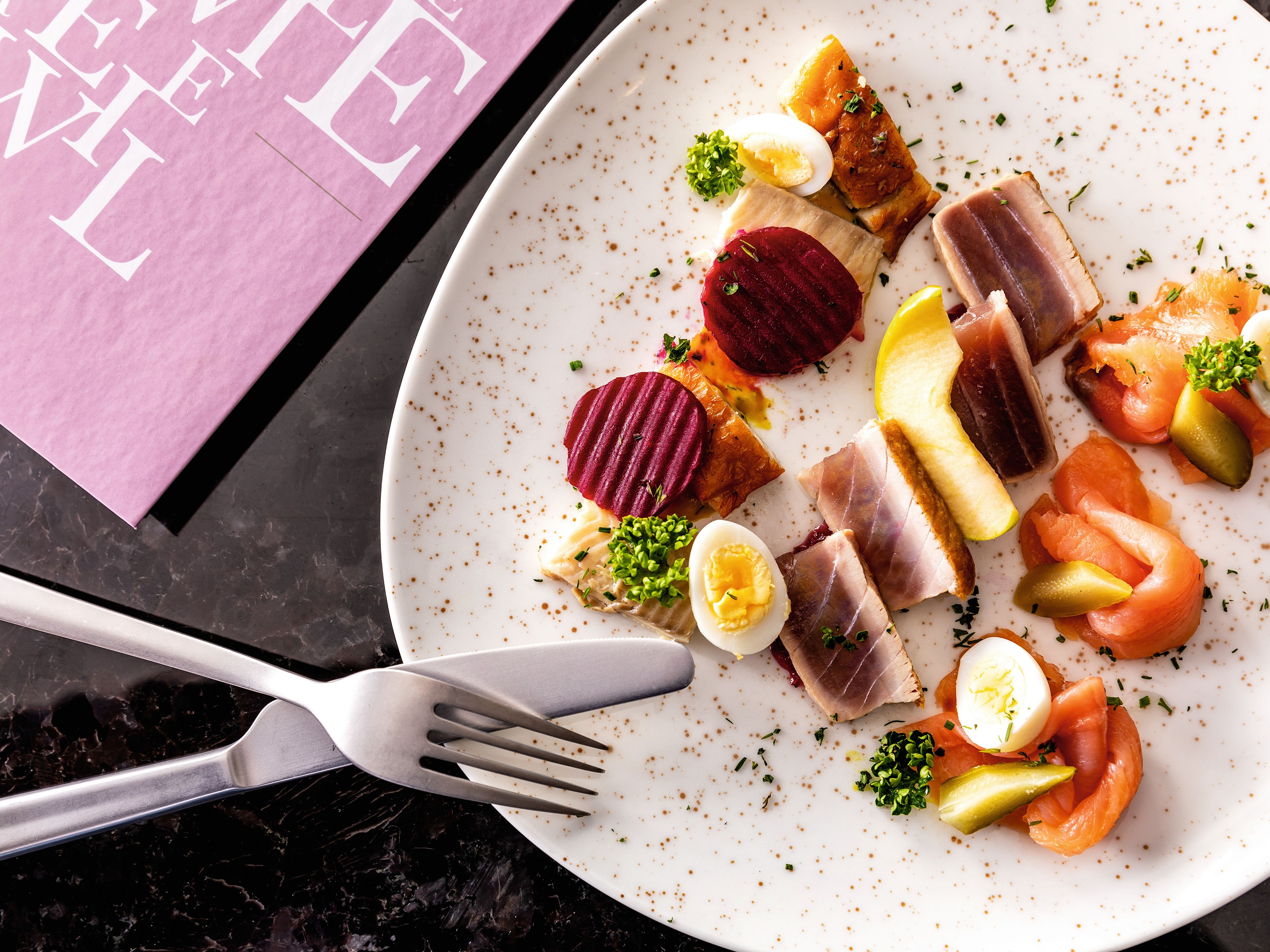 Gourmet-Teller mit Lachs, Rote Bete, Ei und Apfel. Gourmet-Teller mit Lachs, Rote Bete, Ei und Apfel.