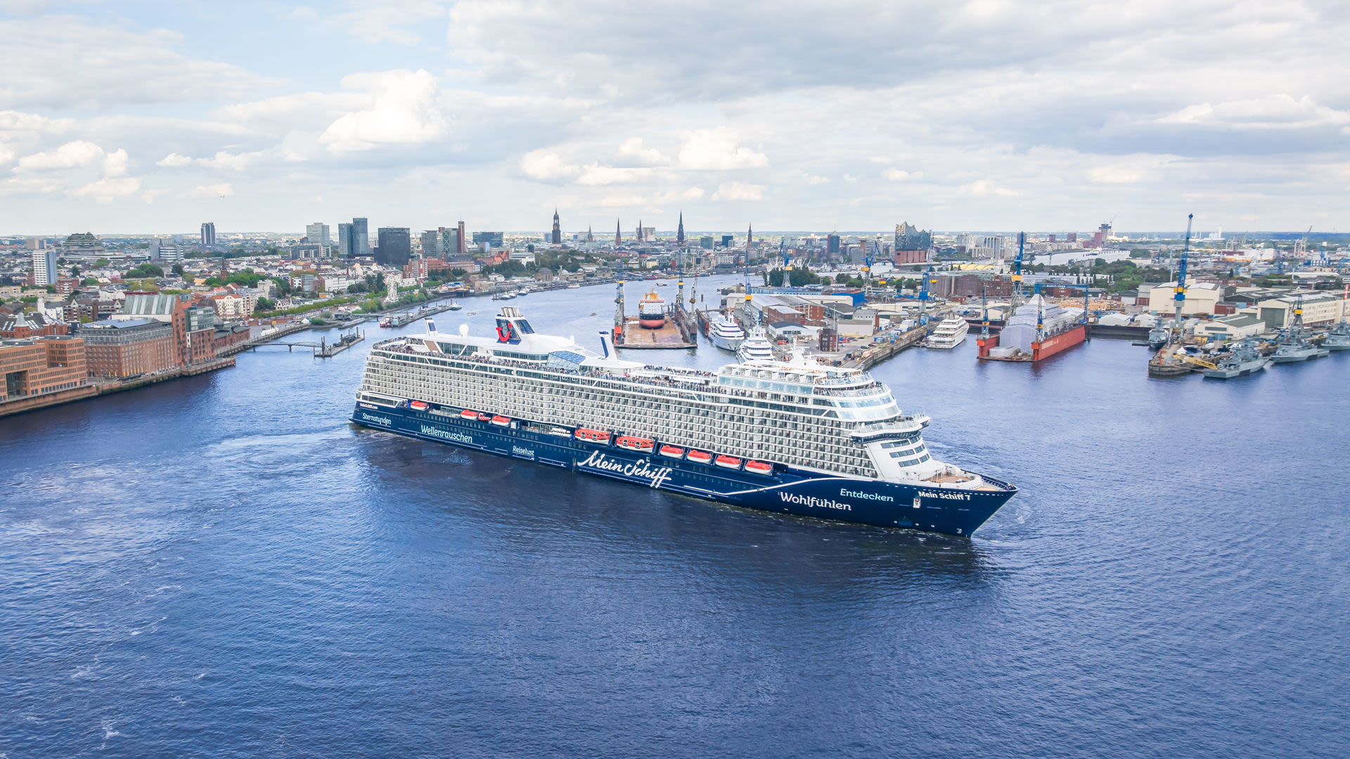 Kreuzfahrtschiff der Mein Schiff® Flotte im Hamburger Hafen.