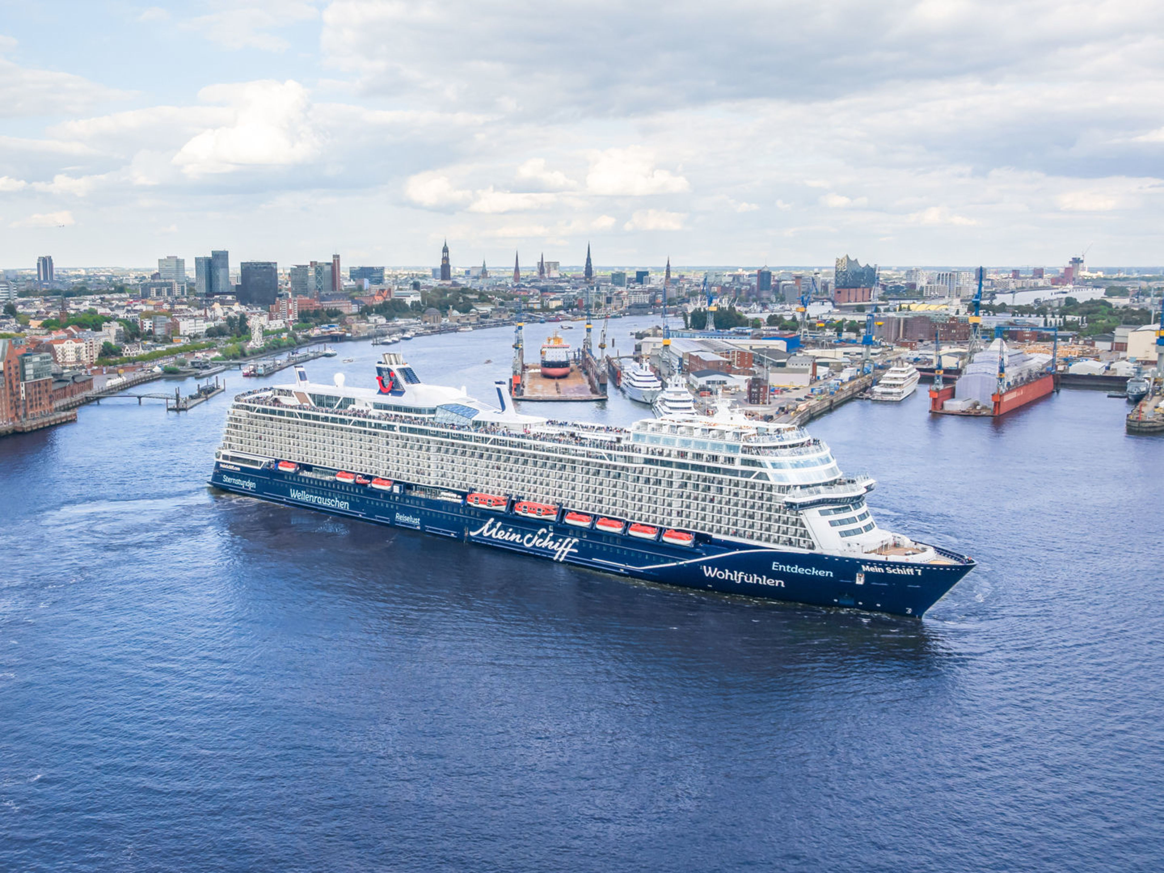 Kreuzfahrtschiff der Mein Schiff® Flotte im Hamburger Hafen. Kreuzfahrtschiff der Mein Schiff® Flotte im Hamburger Hafen.