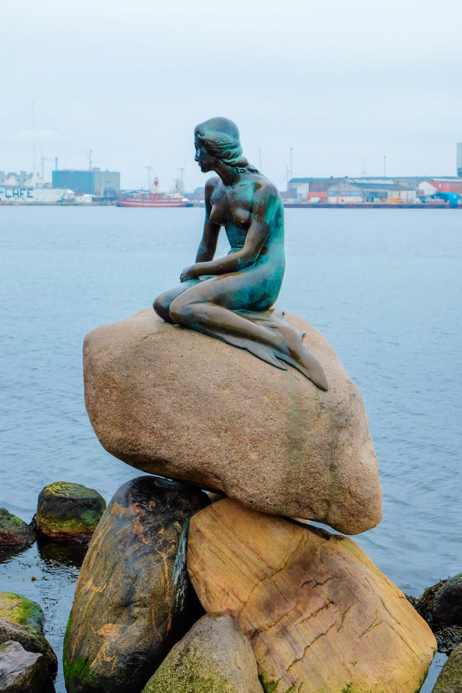 Die kleine Meerjungfrau-Statue auf Felsen in Kopenhagen. Die kleine Meerjungfrau-Statue auf Felsen in Kopenhagen.
