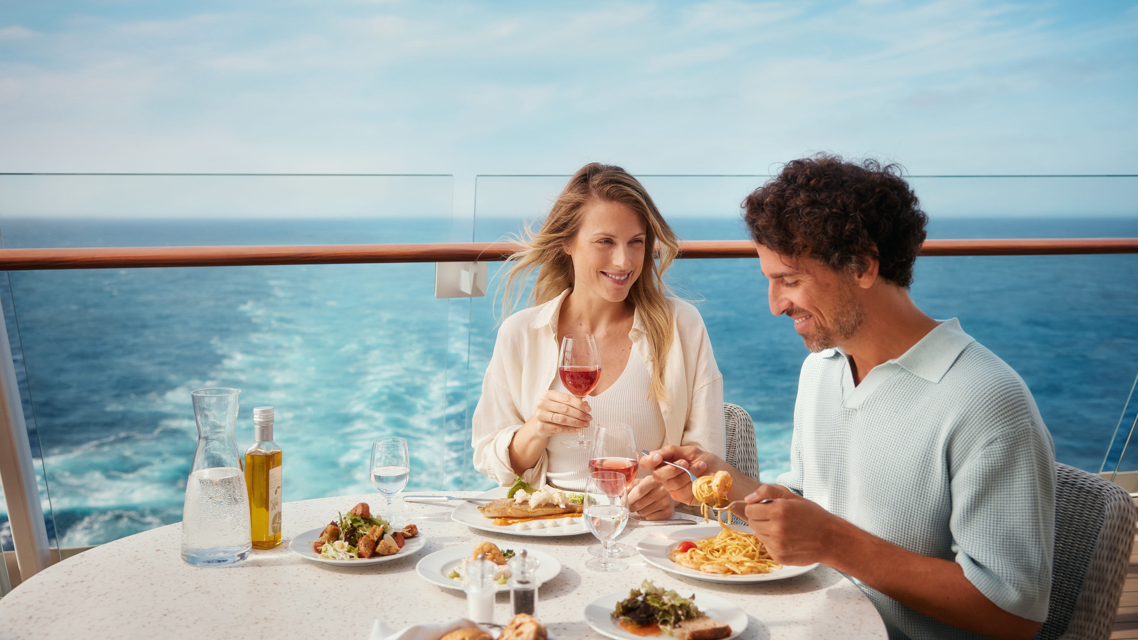 Paar genießt Mittagessen auf Kreuzfahrtschiff mit Meerblick. Paar genießt Mittagessen auf Kreuzfahrtschiff mit Meerblick.