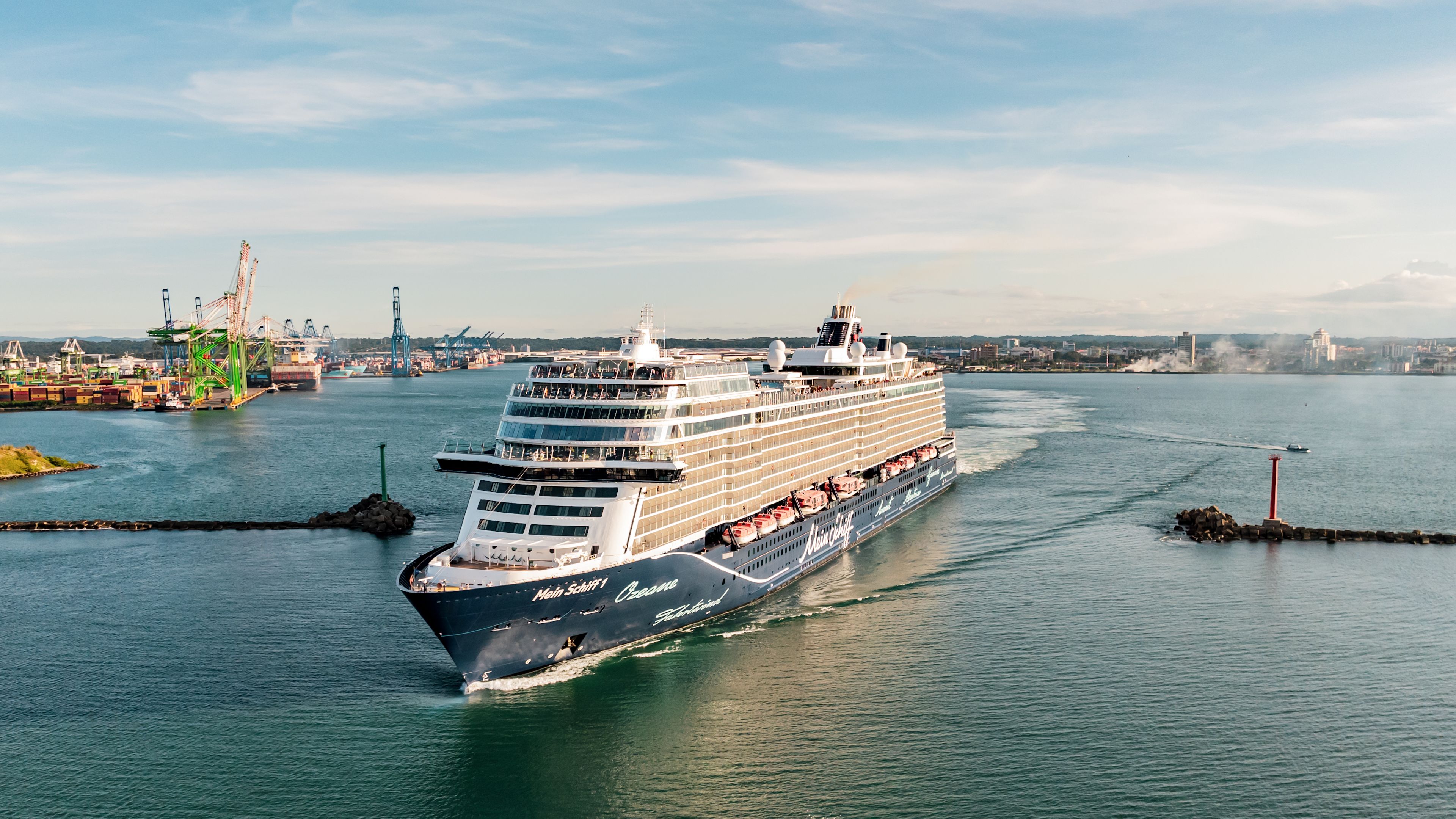 Kreuzfahrtschiff der Mein Schiff® Flotte im Hafen, blauer Himmel. Kreuzfahrtschiff der Mein Schiff® Flotte im Hafen, blauer Himmel.
