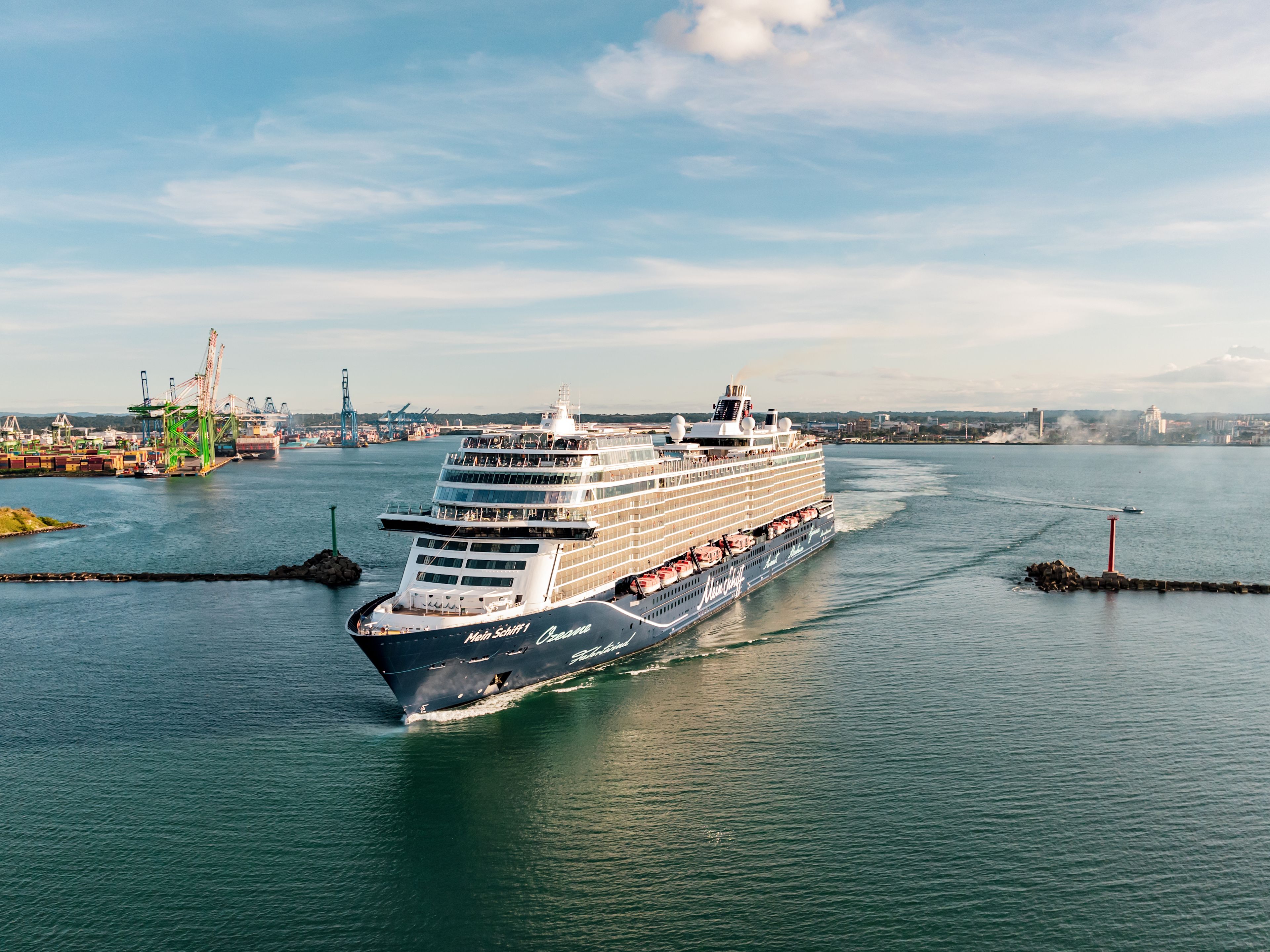 Kreuzfahrtschiff der Mein Schiff® Flotte im Hafen, blauer Himmel. Kreuzfahrtschiff der Mein Schiff® Flotte im Hafen, blauer Himmel.