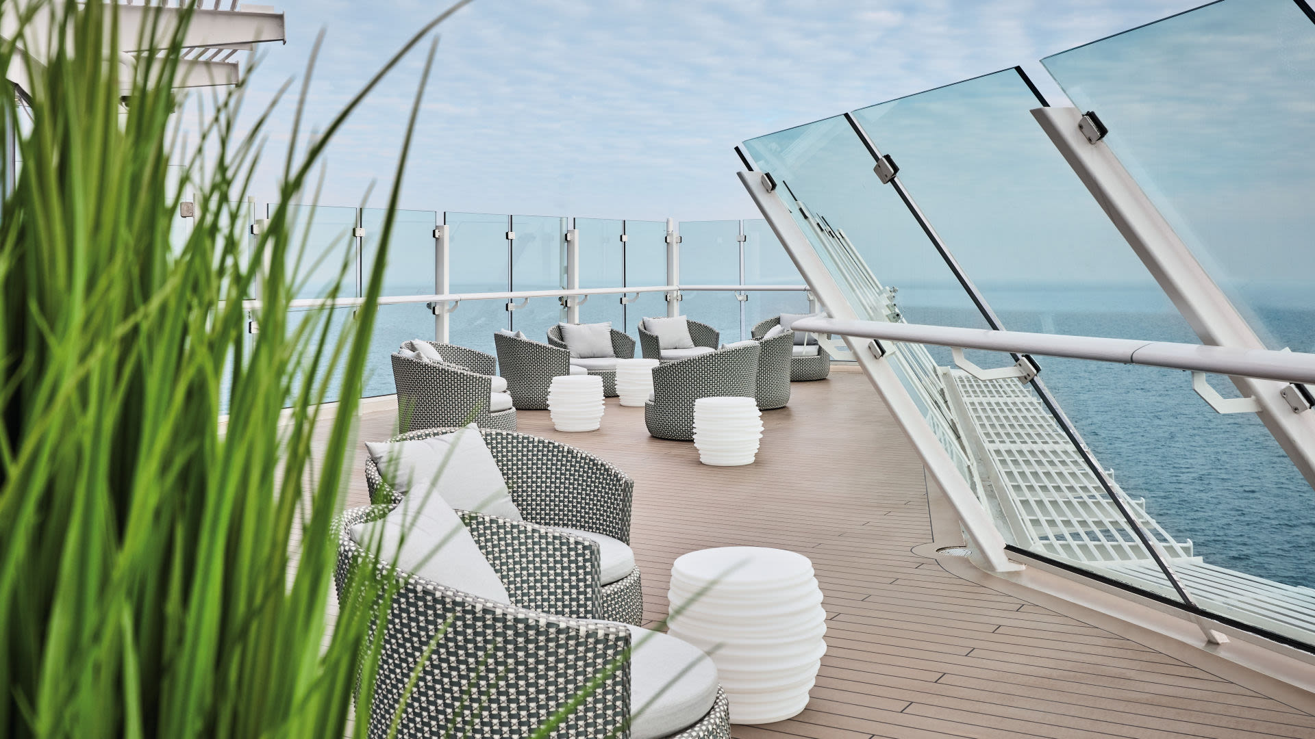 Sitzbereich auf Kreuzfahrtschiff der Mein Schiff® Flotte mit Meerblick.