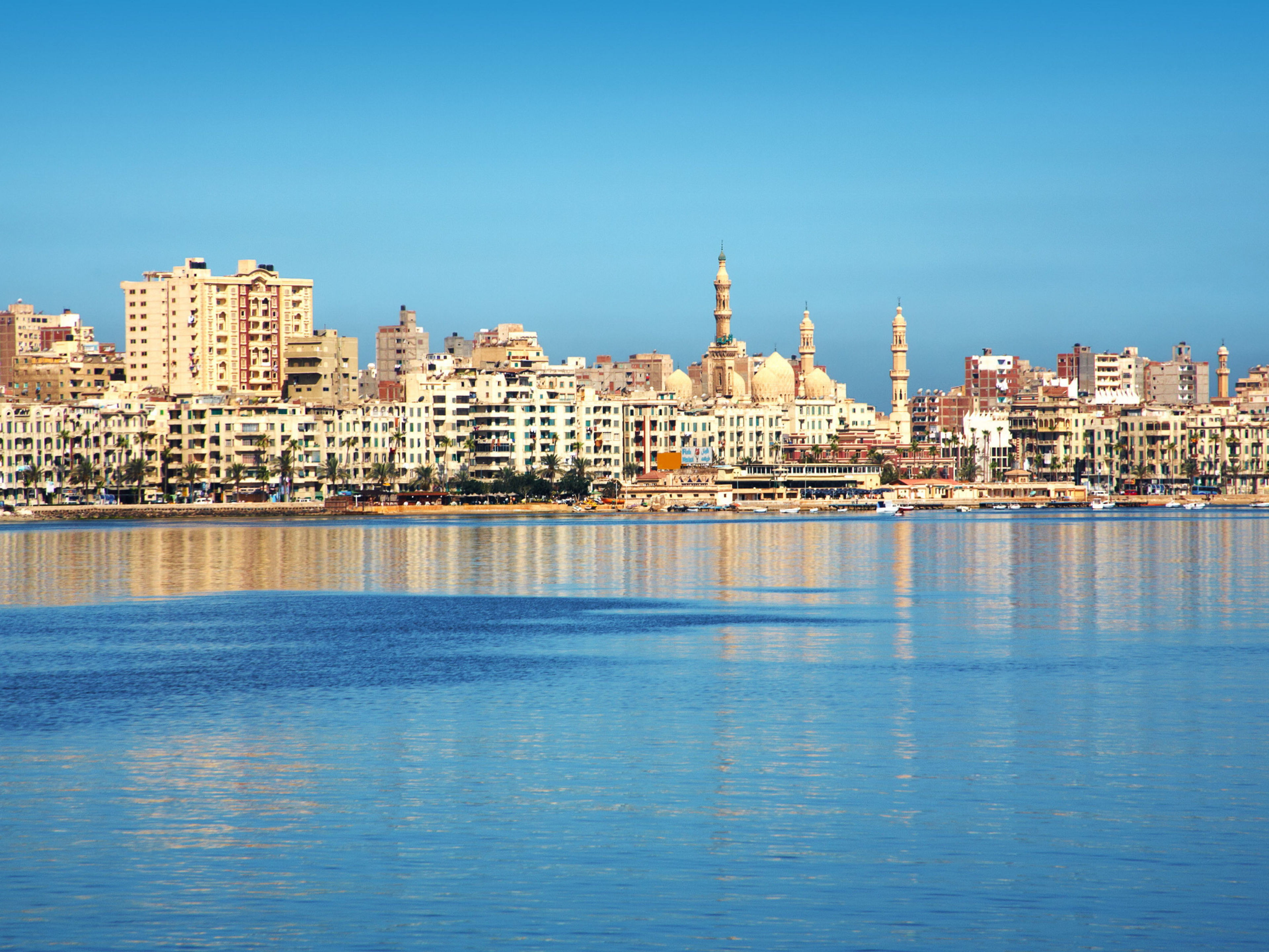 Stadtansicht von Alexandria, Ägypten, mit blauem Himmel und Meer. Stadtansicht von Alexandria, Ägypten, mit blauem Himmel und Meer.