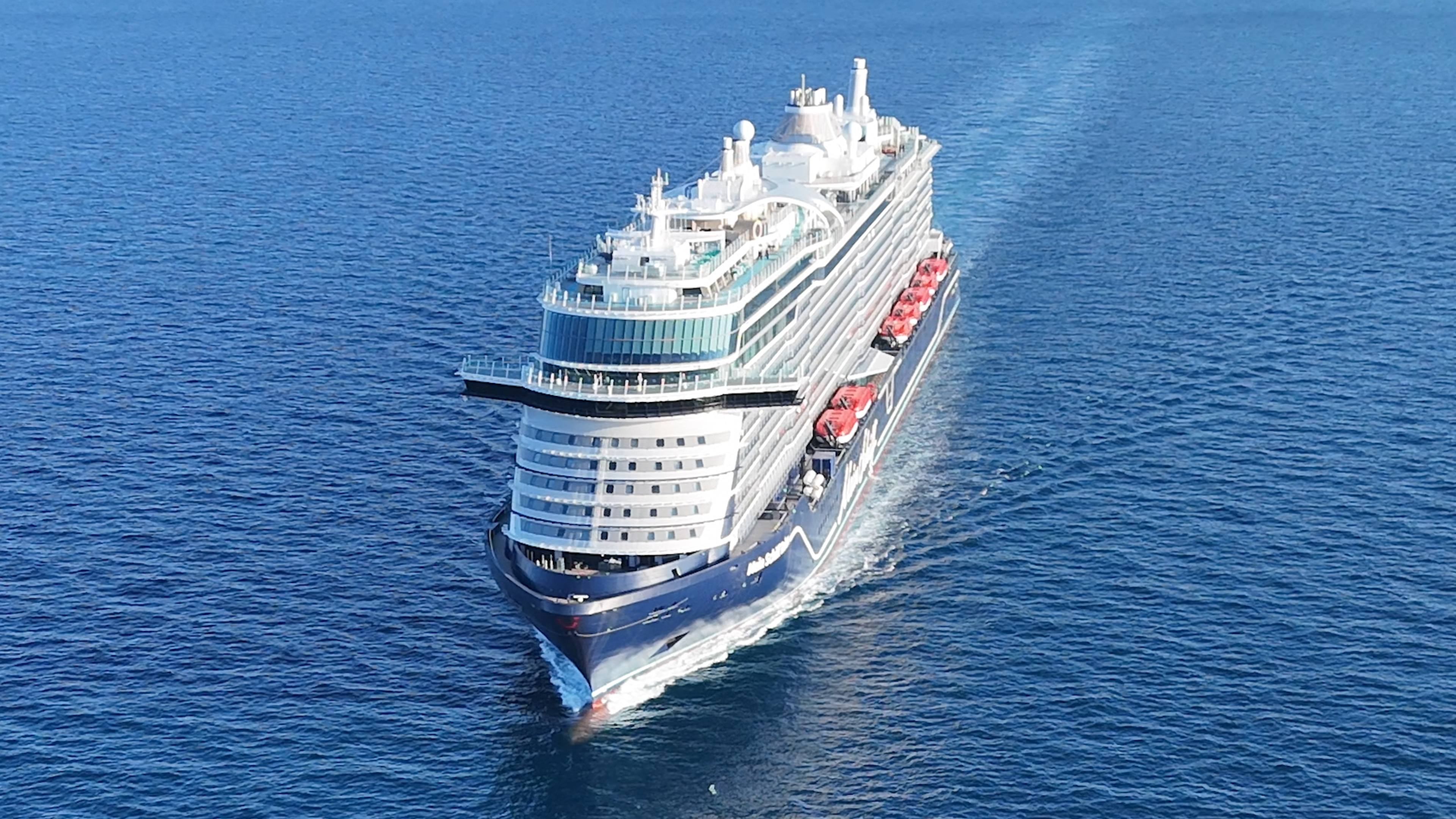Kreuzfahrtschiff der Mein Schiff® Flotte auf offenem Meer. Kreuzfahrtschiff der Mein Schiff® Flotte auf offenem Meer.