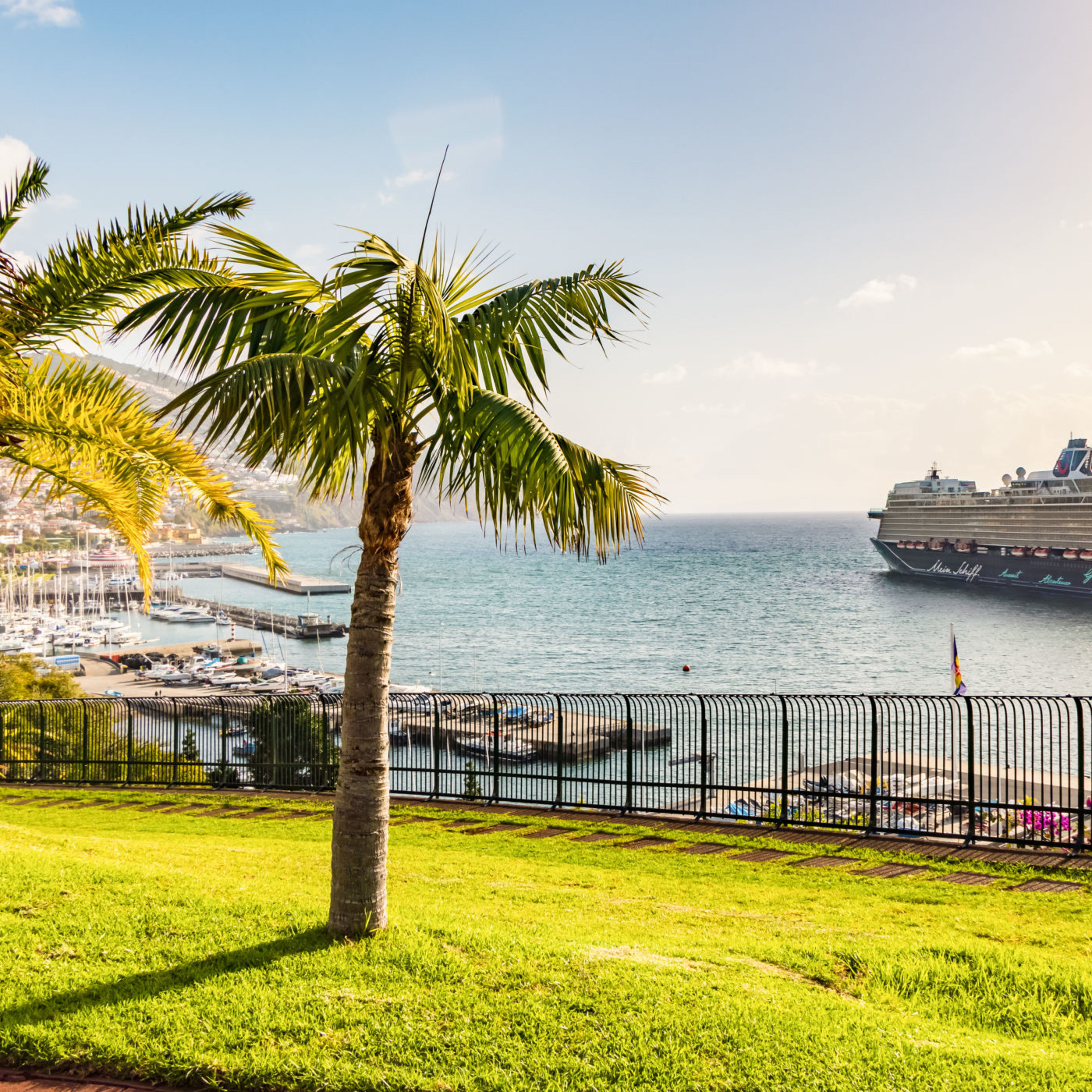 Kreuzfahrtschiff der Mein Schiff® Flotte im Hafen, Palmen, Meer. Kreuzfahrtschiff der Mein Schiff® Flotte im Hafen, Palmen, Meer.