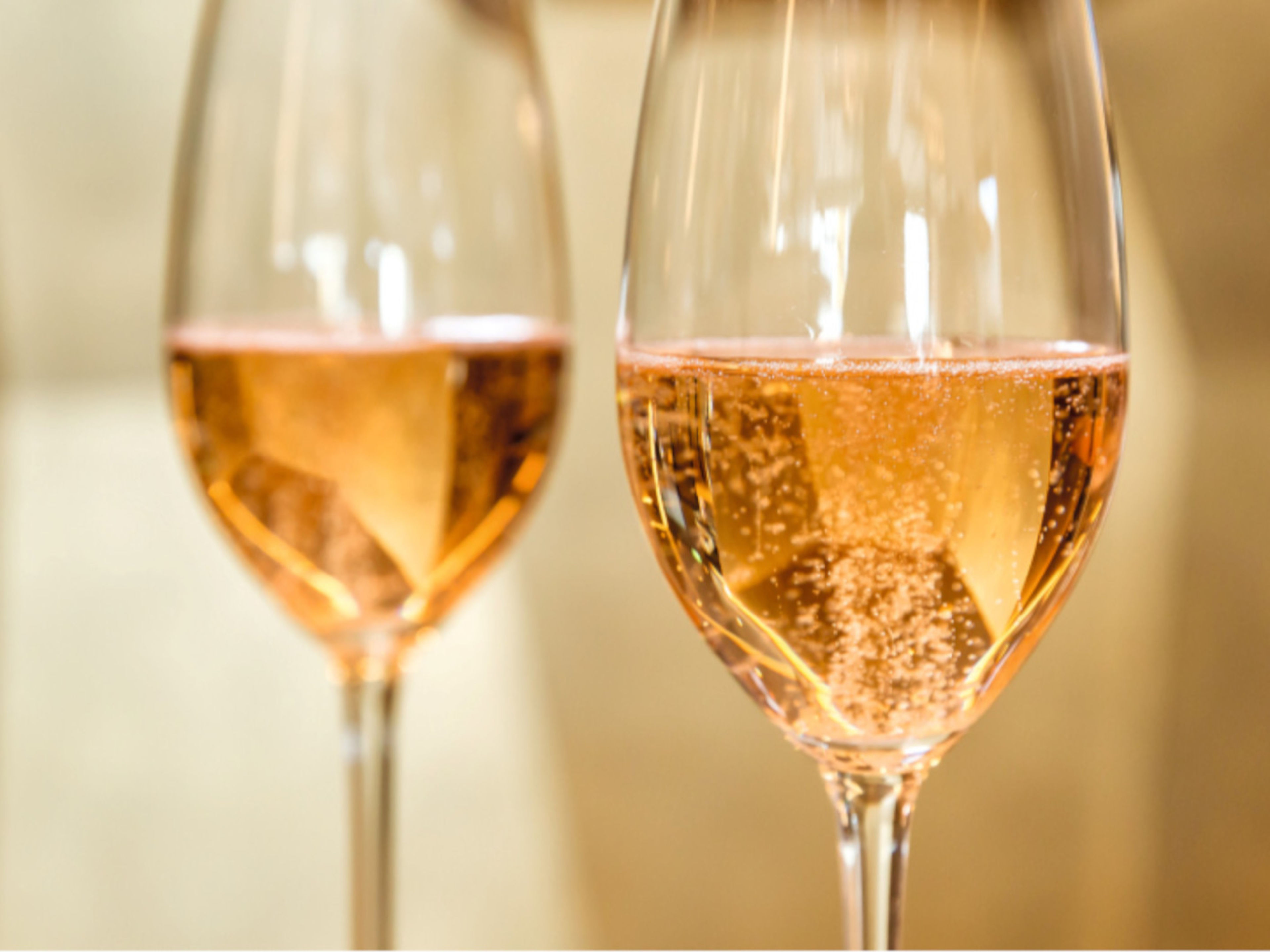 Zwei Gläser Rosé-Sekt mit sprudelnden Bläschen. Zwei Gläser Rosé-Sekt mit sprudelnden Bläschen.