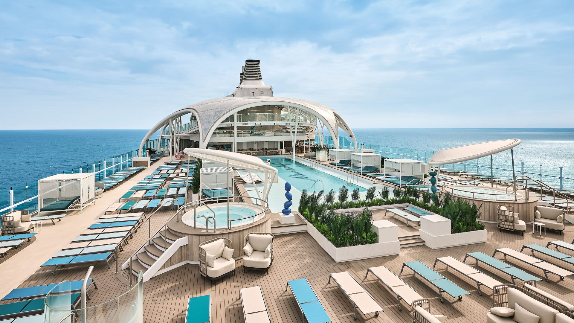 Pooldeck auf Kreuzfahrtschiff der Mein Schiff® Flotte, Liegestühle, Meerblick. Pooldeck auf Kreuzfahrtschiff der Mein Schiff® Flotte, Liegestühle, Meerblick.