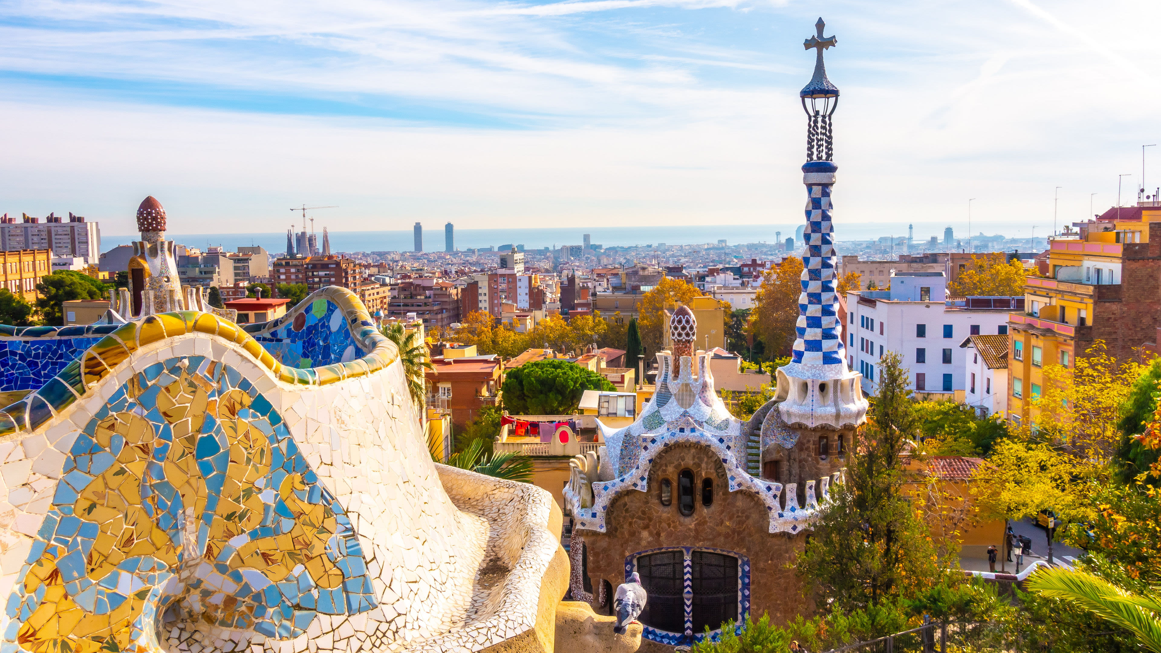 Park Güell in Barcelona mit Mosaiken und Stadtblick. Park Güell in Barcelona mit Mosaiken und Stadtblick.