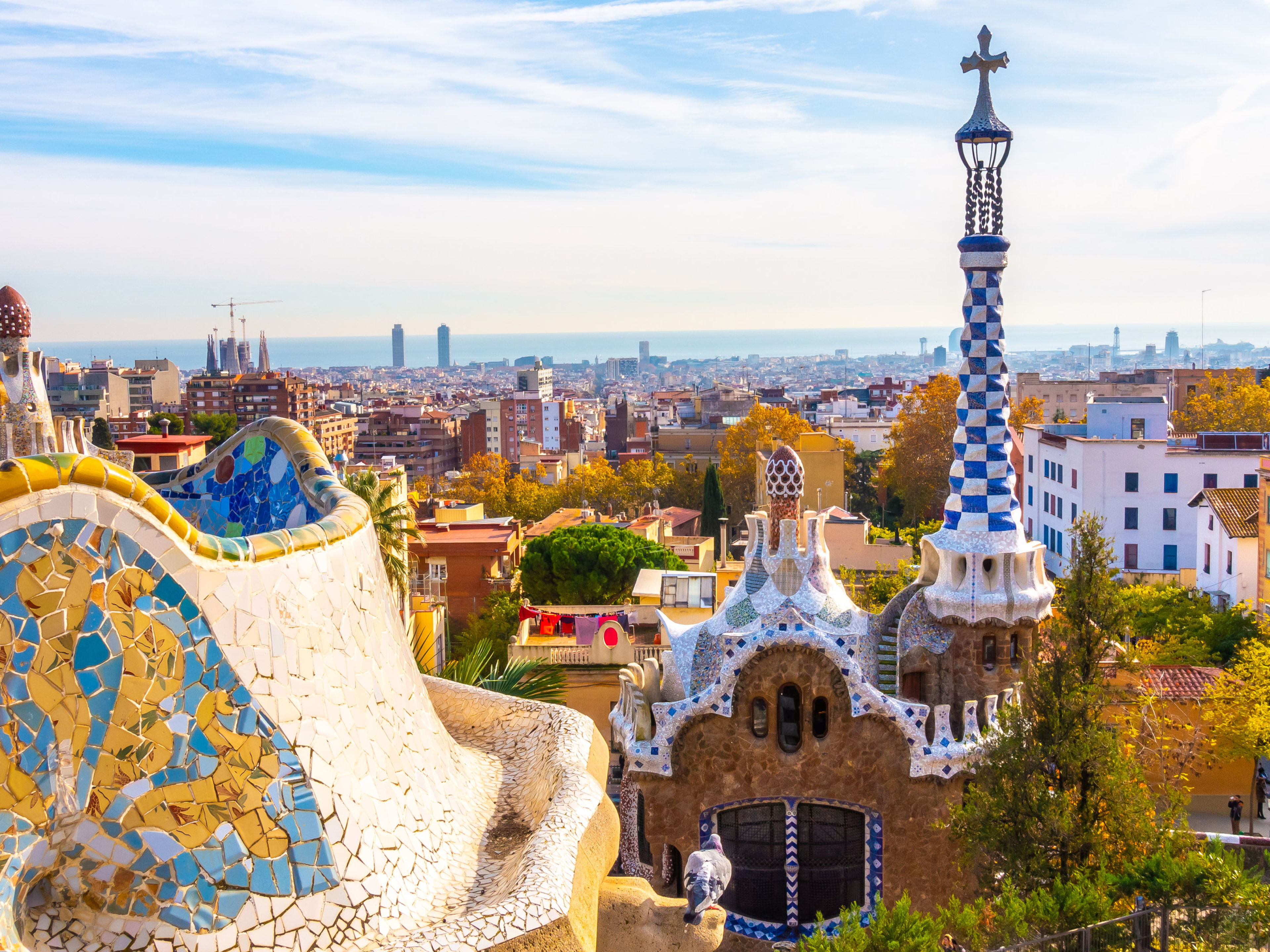 Park Güell in Barcelona mit Mosaiken und Stadtblick. Park Güell in Barcelona mit Mosaiken und Stadtblick.