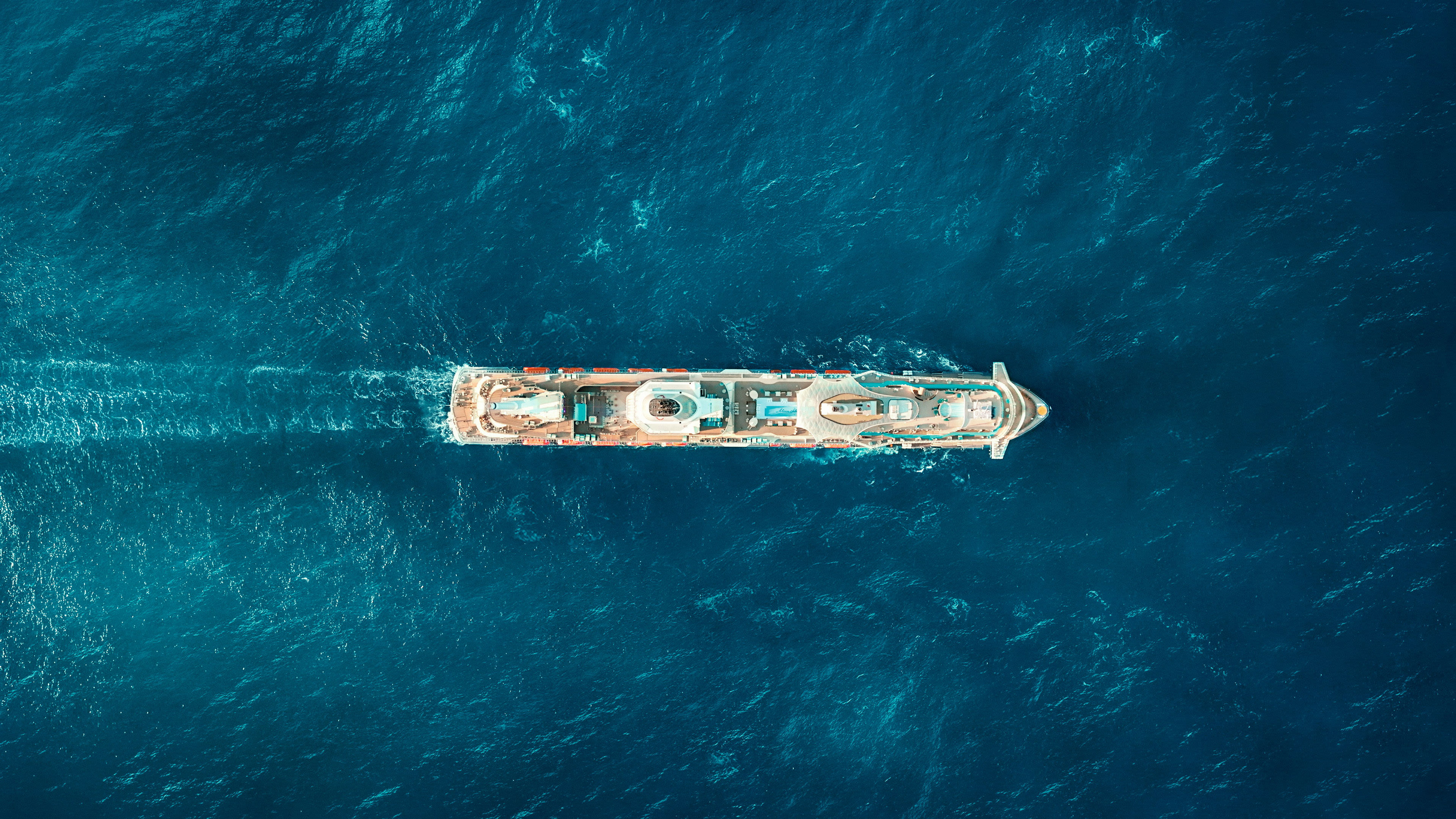 Kreuzfahrtschiff der Mein Schiff® Flotte auf blauem Meer von oben. Kreuzfahrtschiff der Mein Schiff® Flotte auf blauem Meer von oben.