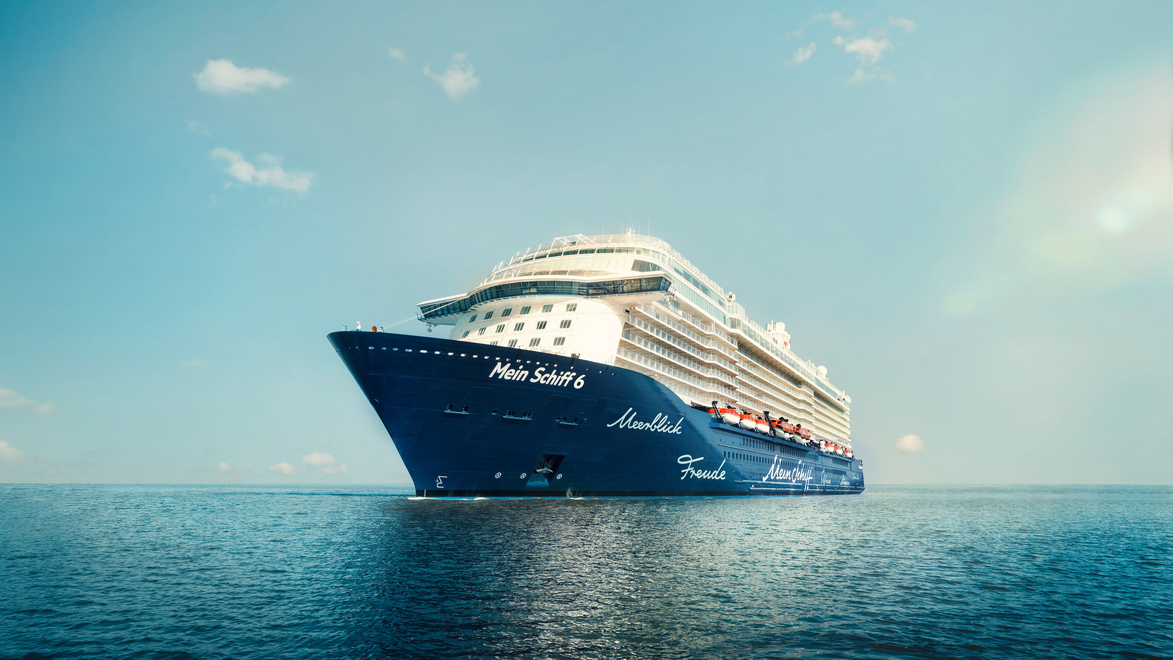 Kreuzfahrtschiff der Mein Schiff® Flotte auf offenem Meer bei klarem Himmel. Kreuzfahrtschiff der Mein Schiff® Flotte auf offenem Meer bei klarem Himmel.