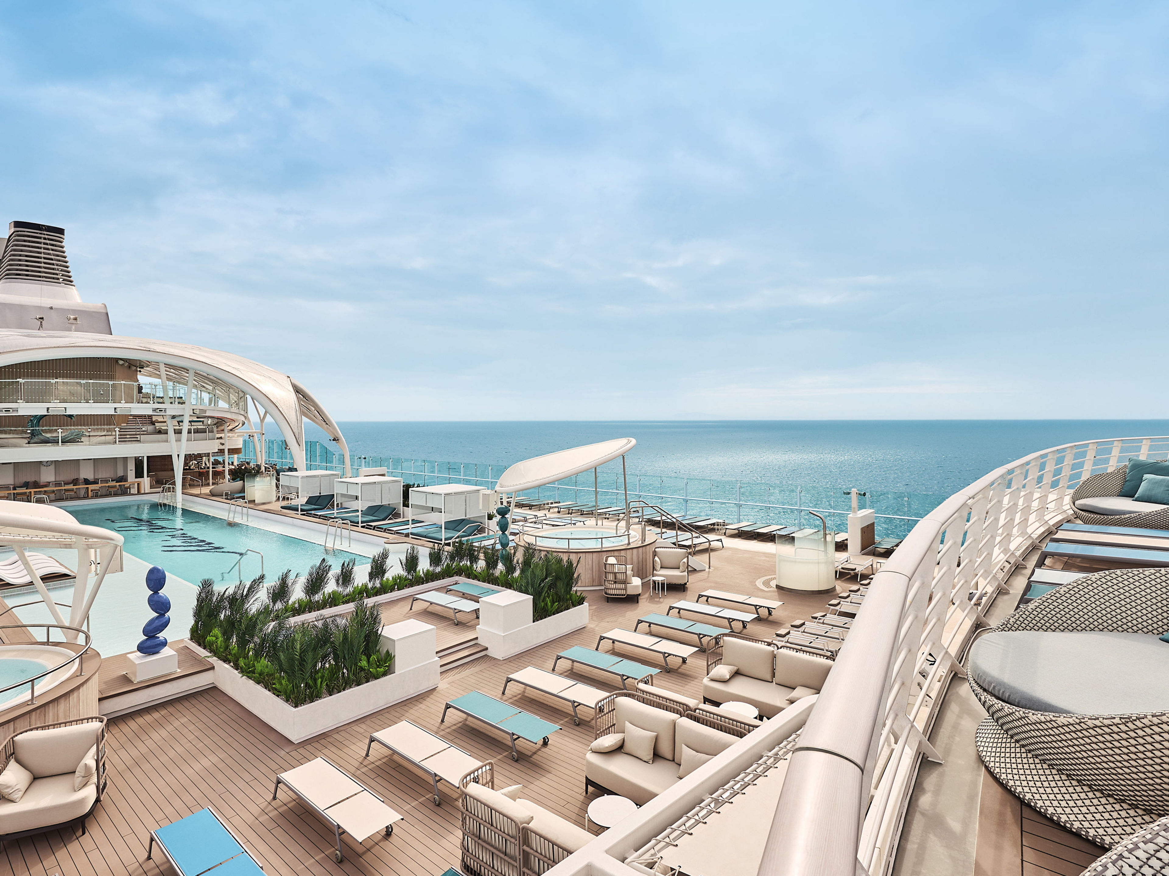 Pooldeck auf Kreuzfahrtschiff der Mein Schiff® Flotte, Blick aufs Meer. Pooldeck auf Kreuzfahrtschiff der Mein Schiff® Flotte, Blick aufs Meer.