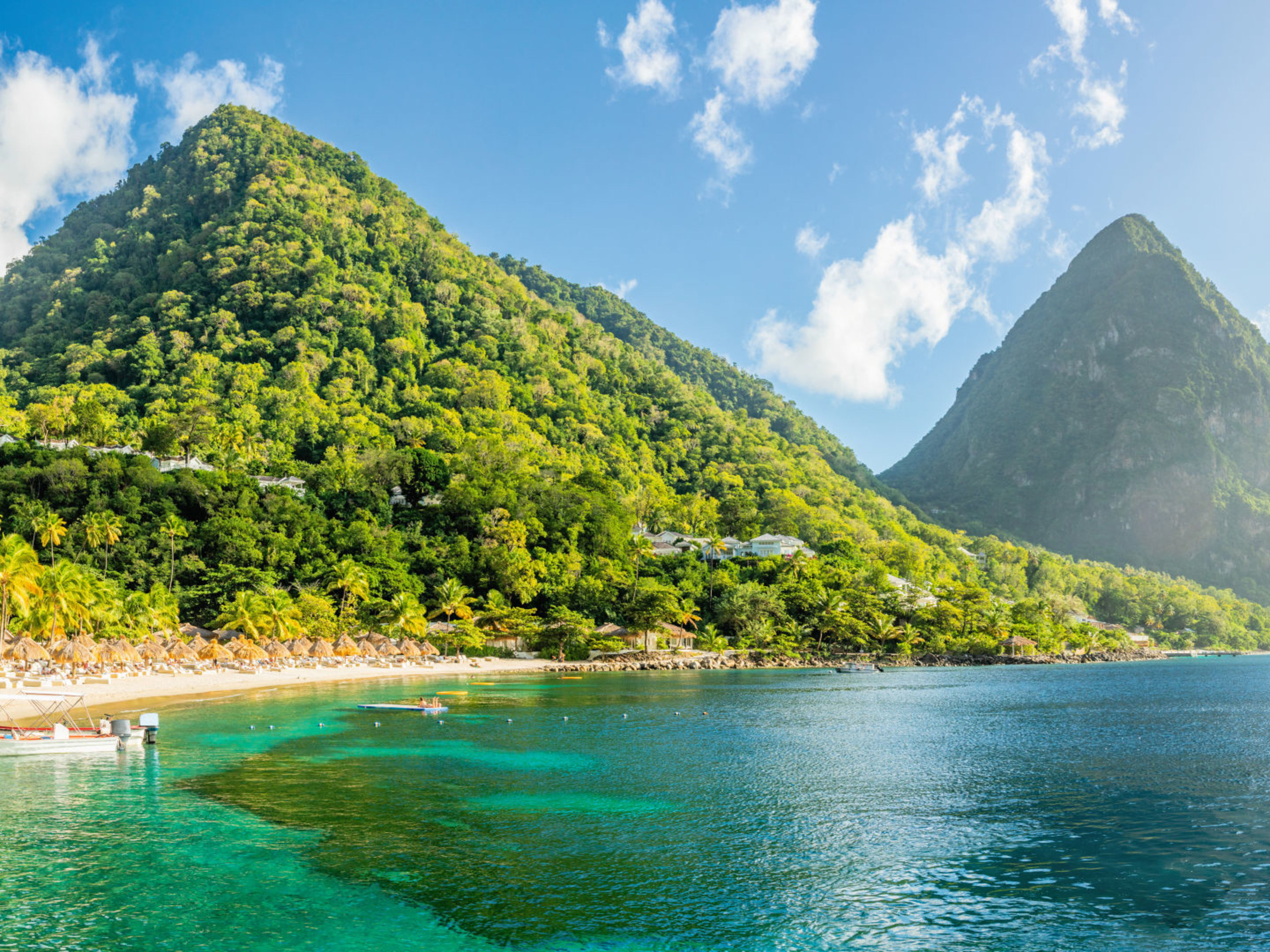 Strand mit Palmen vor den Pitons, St. Lucia. Strand mit Palmen vor den Pitons, St. Lucia.