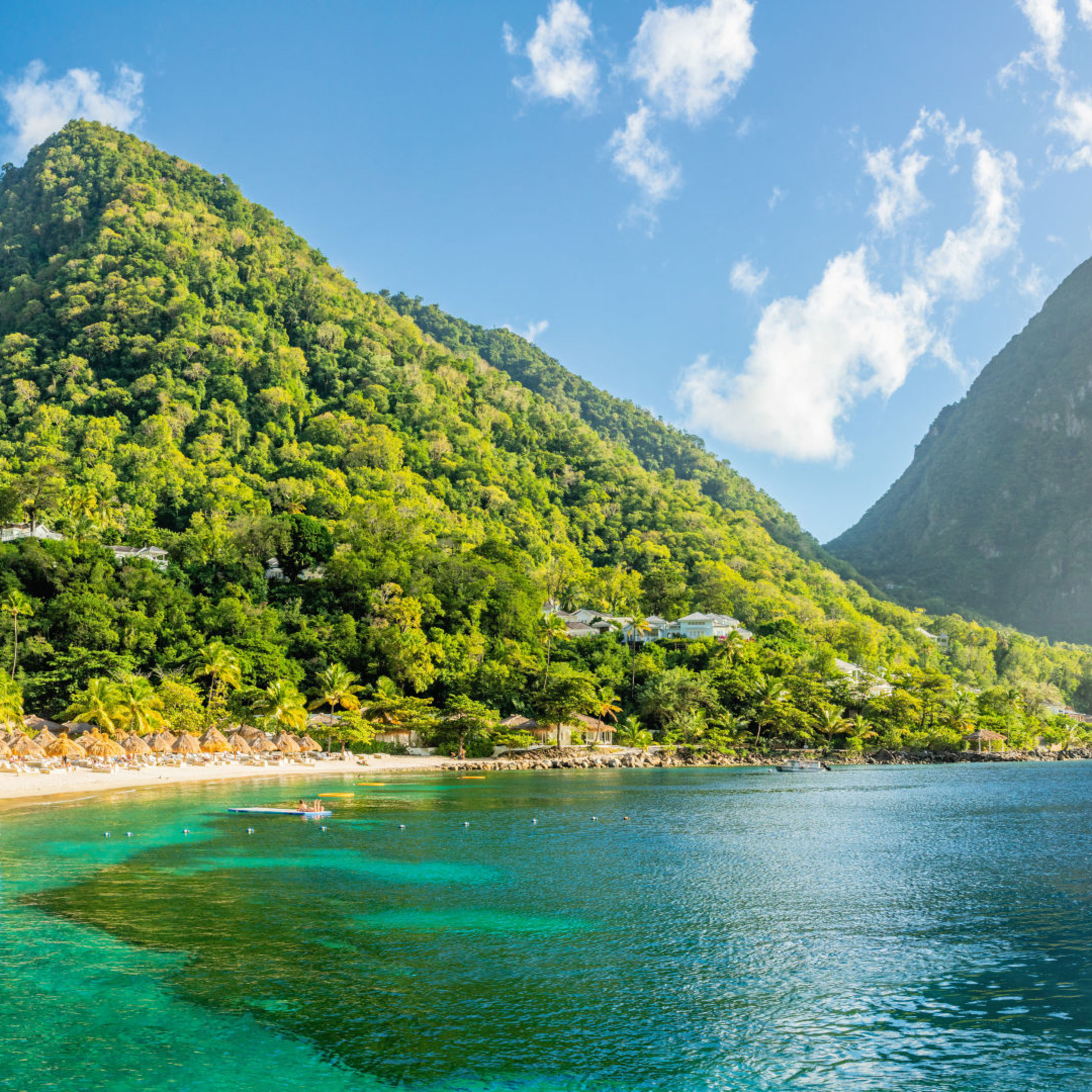 Strand mit Palmen vor den Pitons, St. Lucia. Strand mit Palmen vor den Pitons, St. Lucia.