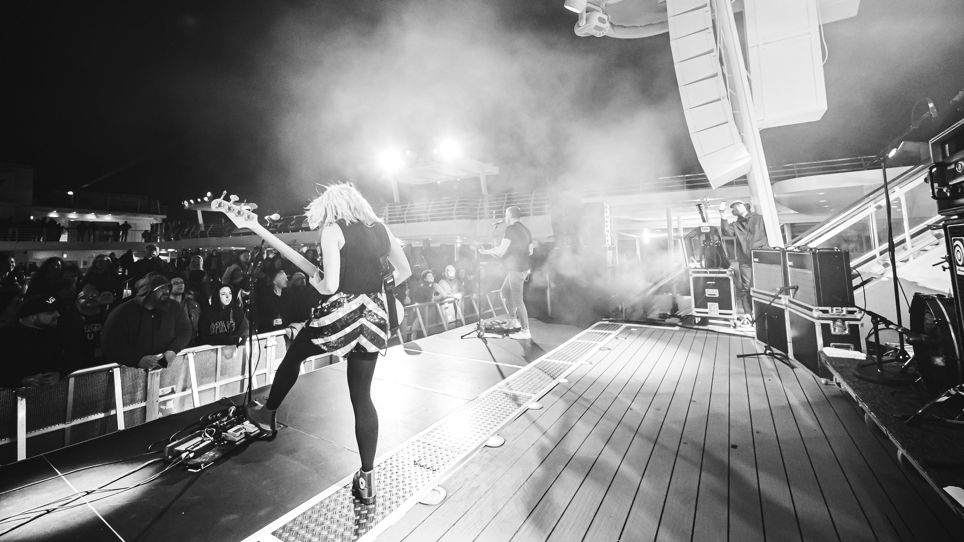 Konzert auf Kreuzfahrtschiff bei Nacht, Musiker und Publikum. Konzert auf Kreuzfahrtschiff bei Nacht, Musiker und Publikum.