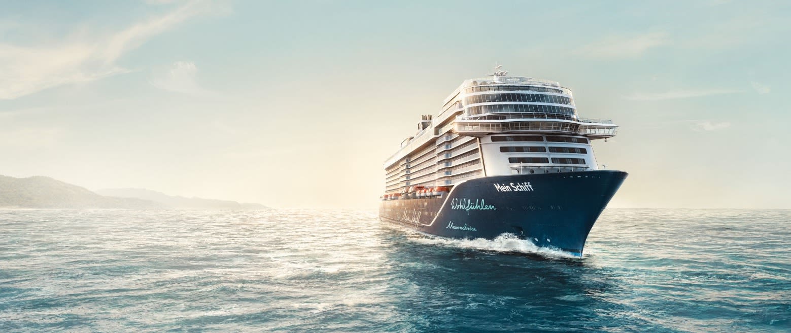 Kreuzfahrtschiff der Mein Schiff® Flotte auf offenem Meer bei Sonnenaufgang. Kreuzfahrtschiff der Mein Schiff® Flotte auf offenem Meer bei Sonnenaufgang.