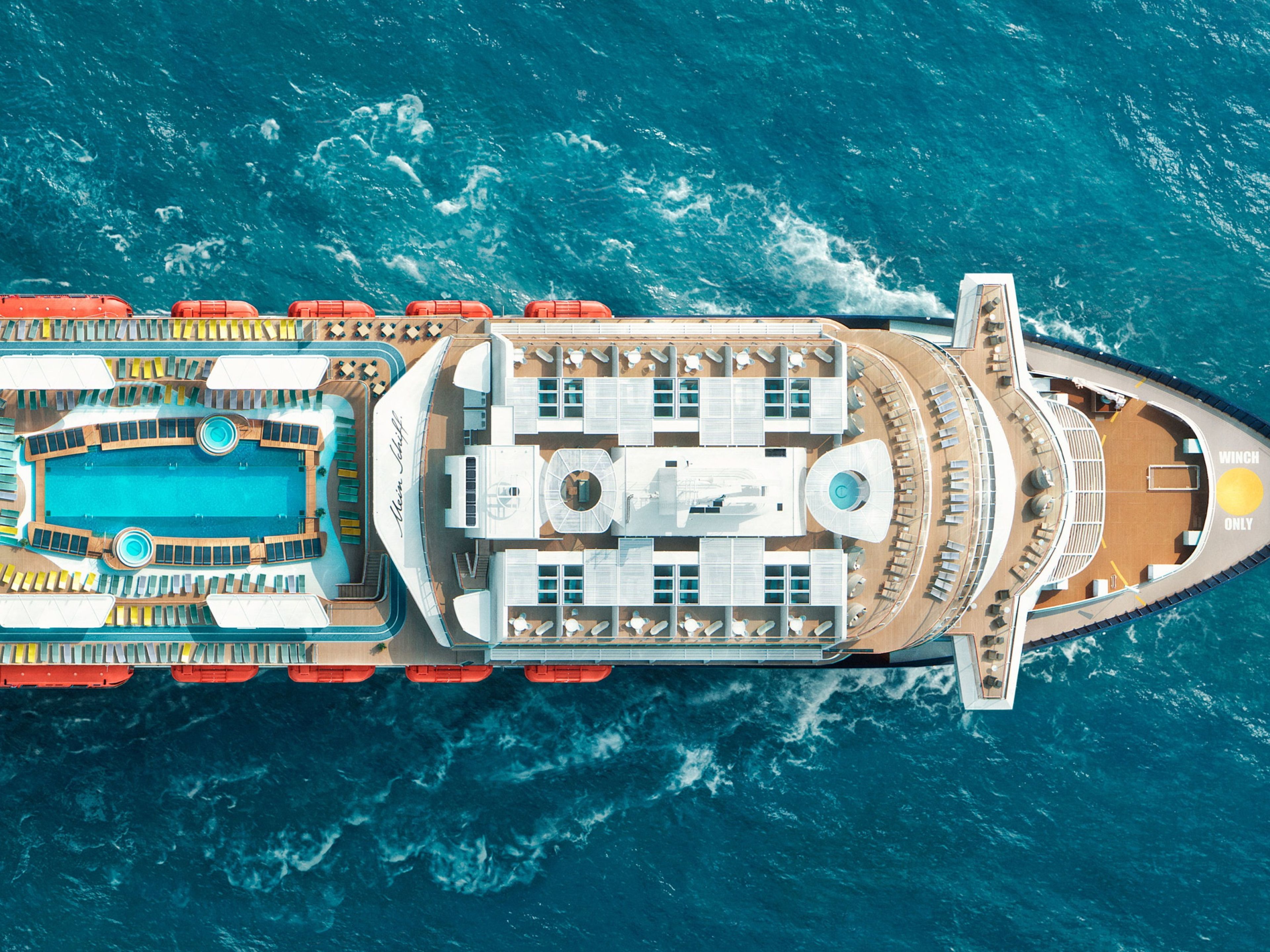Kreuzfahrtschiff der Mein Schiff® Flotte von oben, blaues Meer. Kreuzfahrtschiff der Mein Schiff® Flotte von oben, blaues Meer.