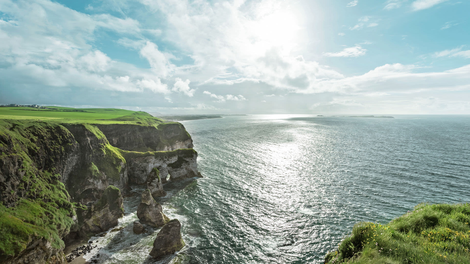 Grüne Klippen und Meer unter bewölktem Himmel, Irland. Grüne Klippen und Meer unter bewölktem Himmel, Irland.