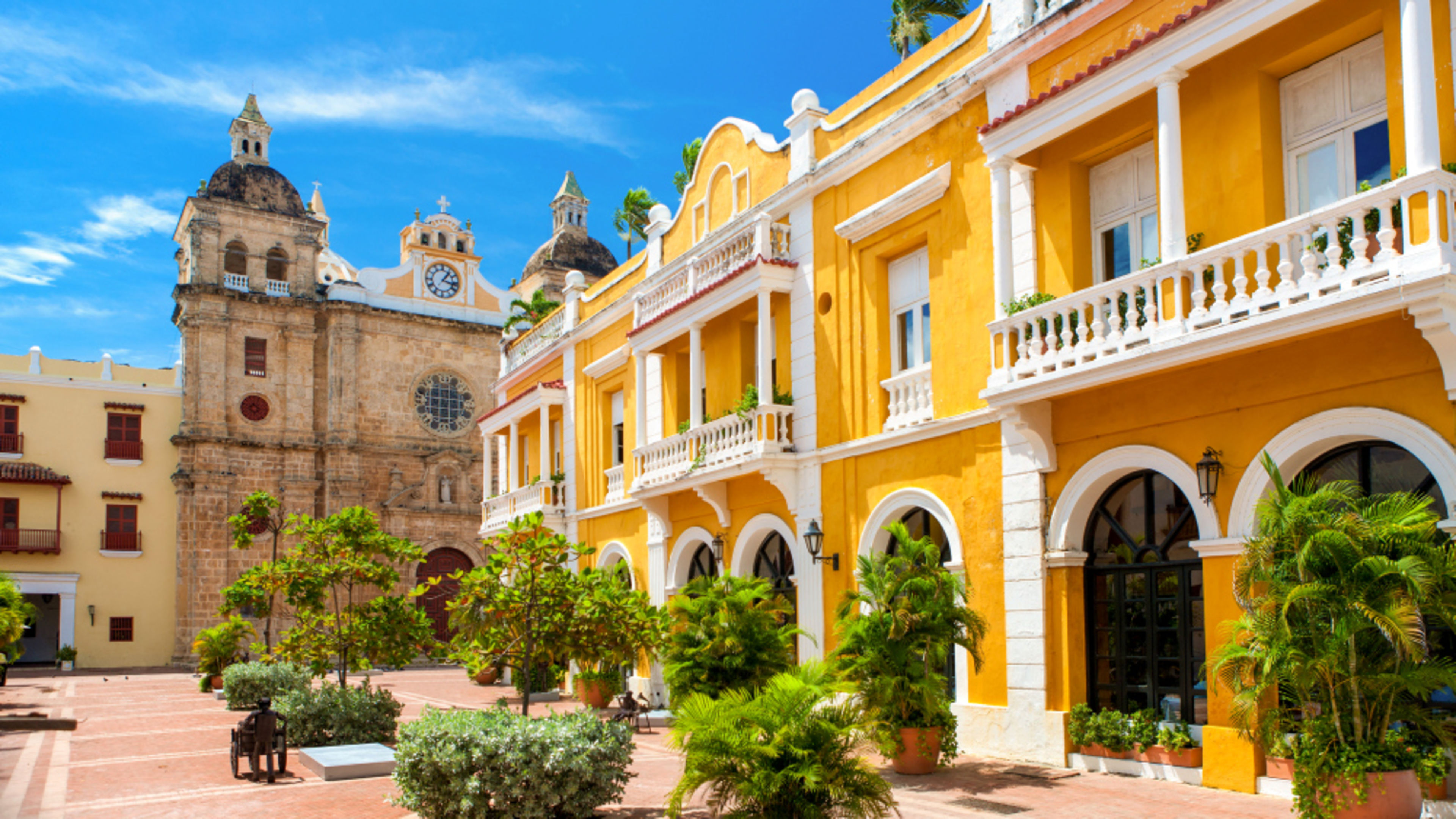Gelbes Kolonialgebäude und Kirche in Cartagena, blauer Himmel. Gelbes Kolonialgebäude und Kirche in Cartagena, blauer Himmel.