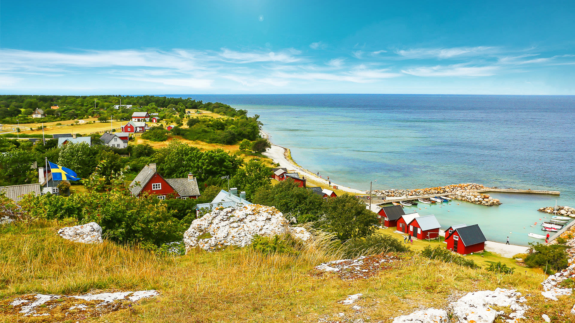 Schwedische Küstenlandschaft mit roten Häusern, blauem Meer und grünen Wiesen. Schwedische Küstenlandschaft mit roten Häusern, blauem Meer und grünen Wiesen.