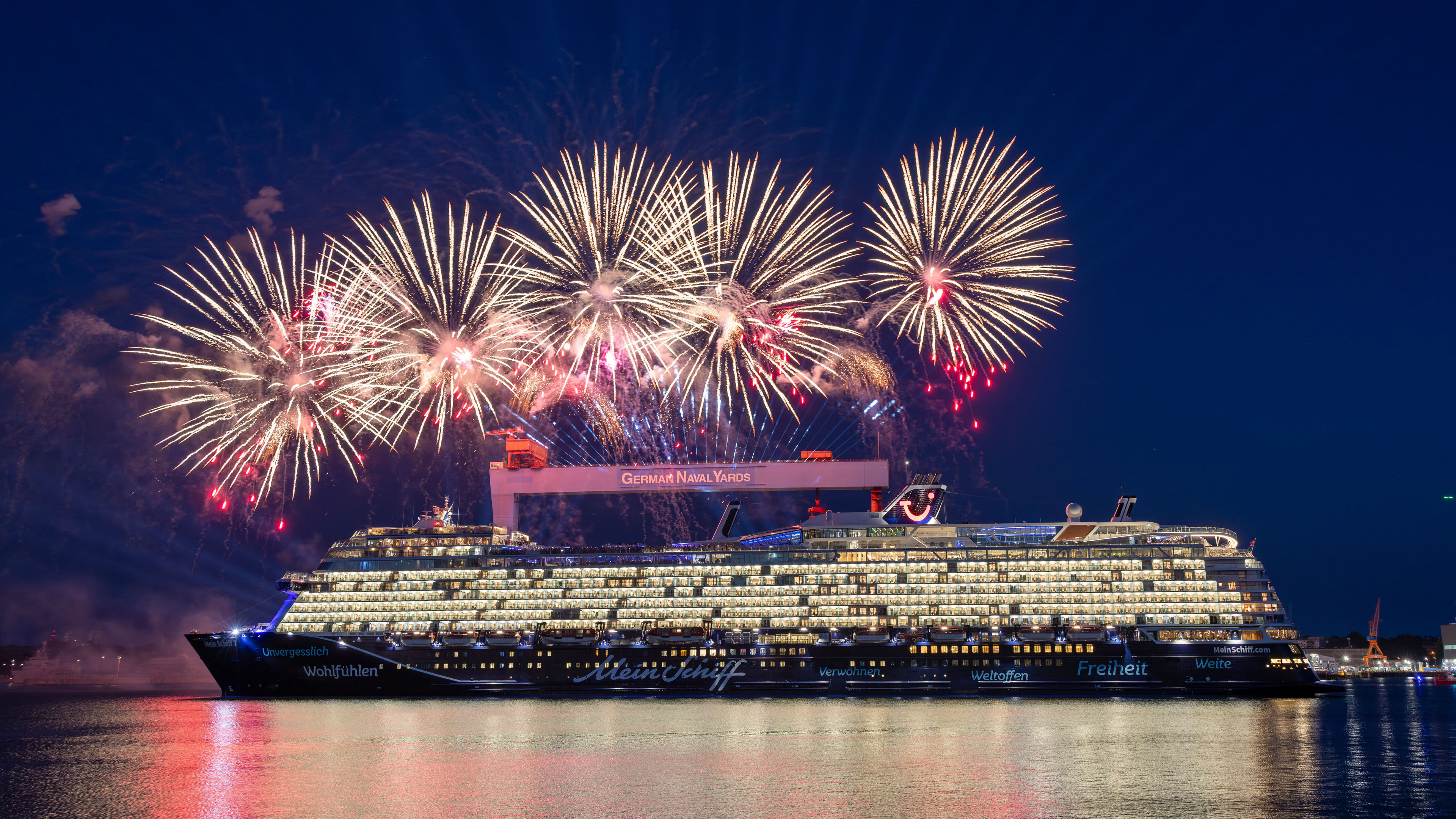 Kreuzfahrtschiff der Mein Schiff® Flotte vor Feuerwerk bei Nacht. Kreuzfahrtschiff der Mein Schiff® Flotte vor Feuerwerk bei Nacht.