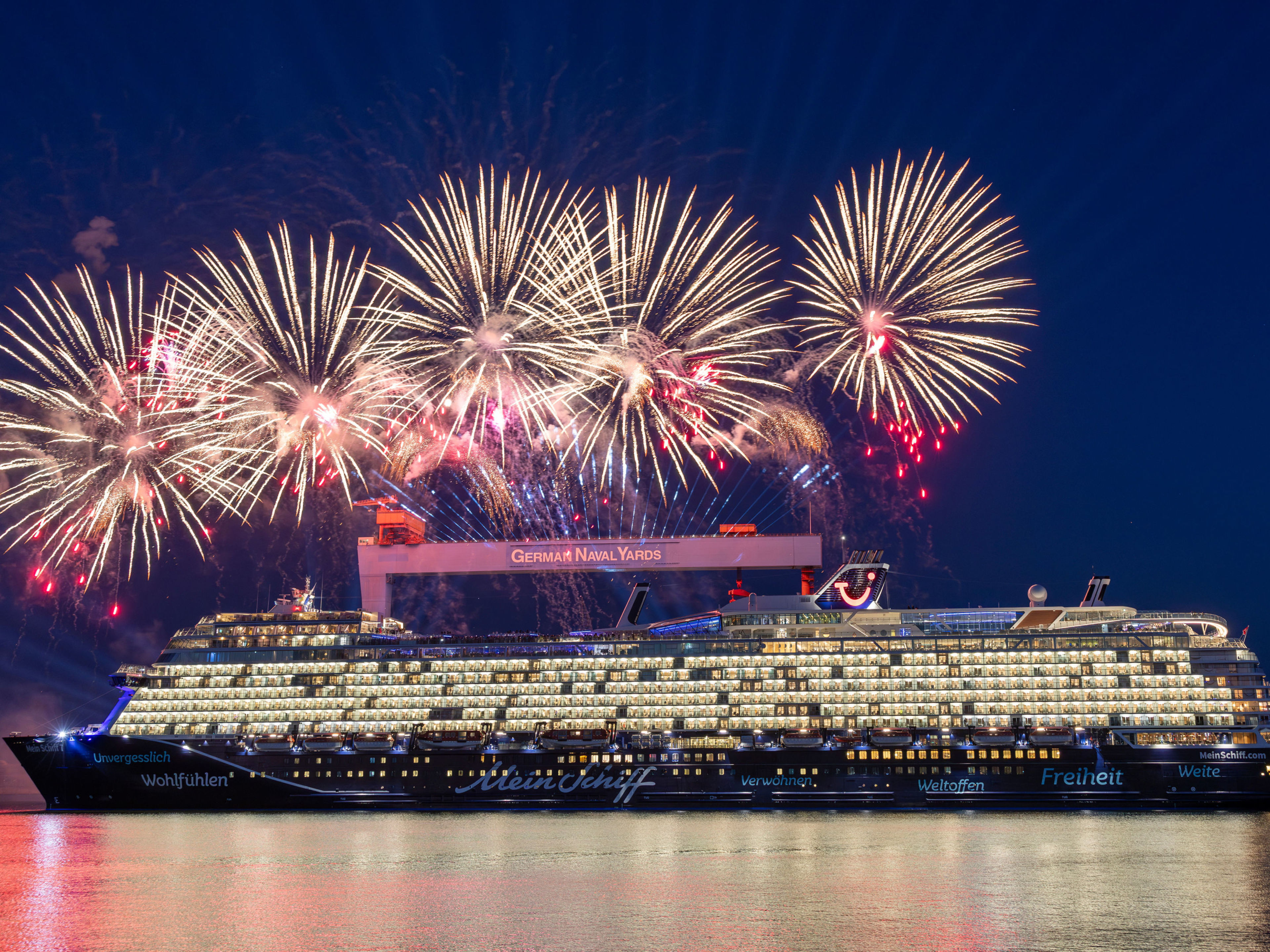 Kreuzfahrtschiff der Mein Schiff® Flotte vor Feuerwerk bei Nacht. Kreuzfahrtschiff der Mein Schiff® Flotte vor Feuerwerk bei Nacht.