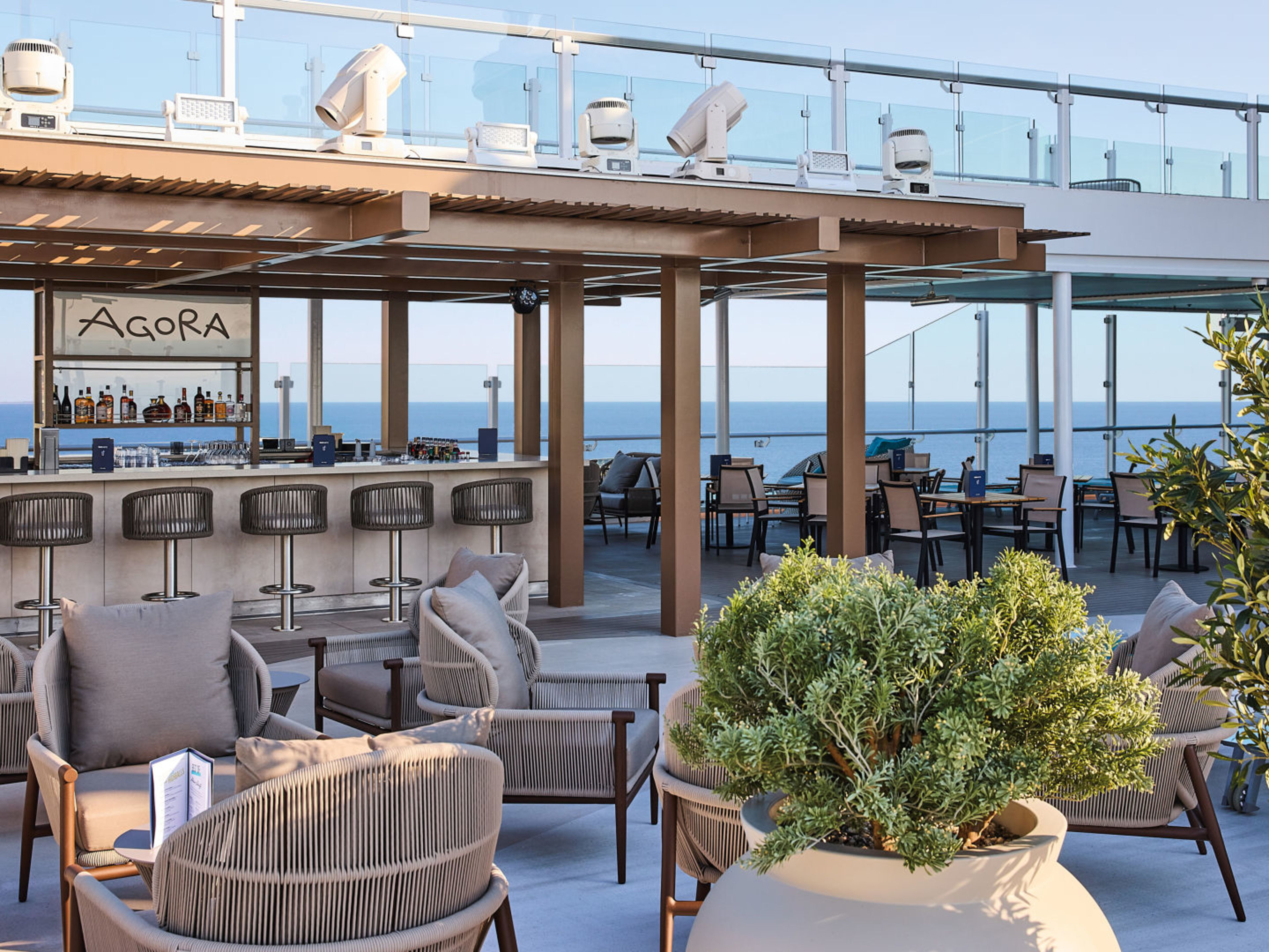 Offene Bar mit Meerblick, moderne Sitzgelegenheiten, Pflanzen. Offene Bar mit Meerblick, moderne Sitzgelegenheiten, Pflanzen.
