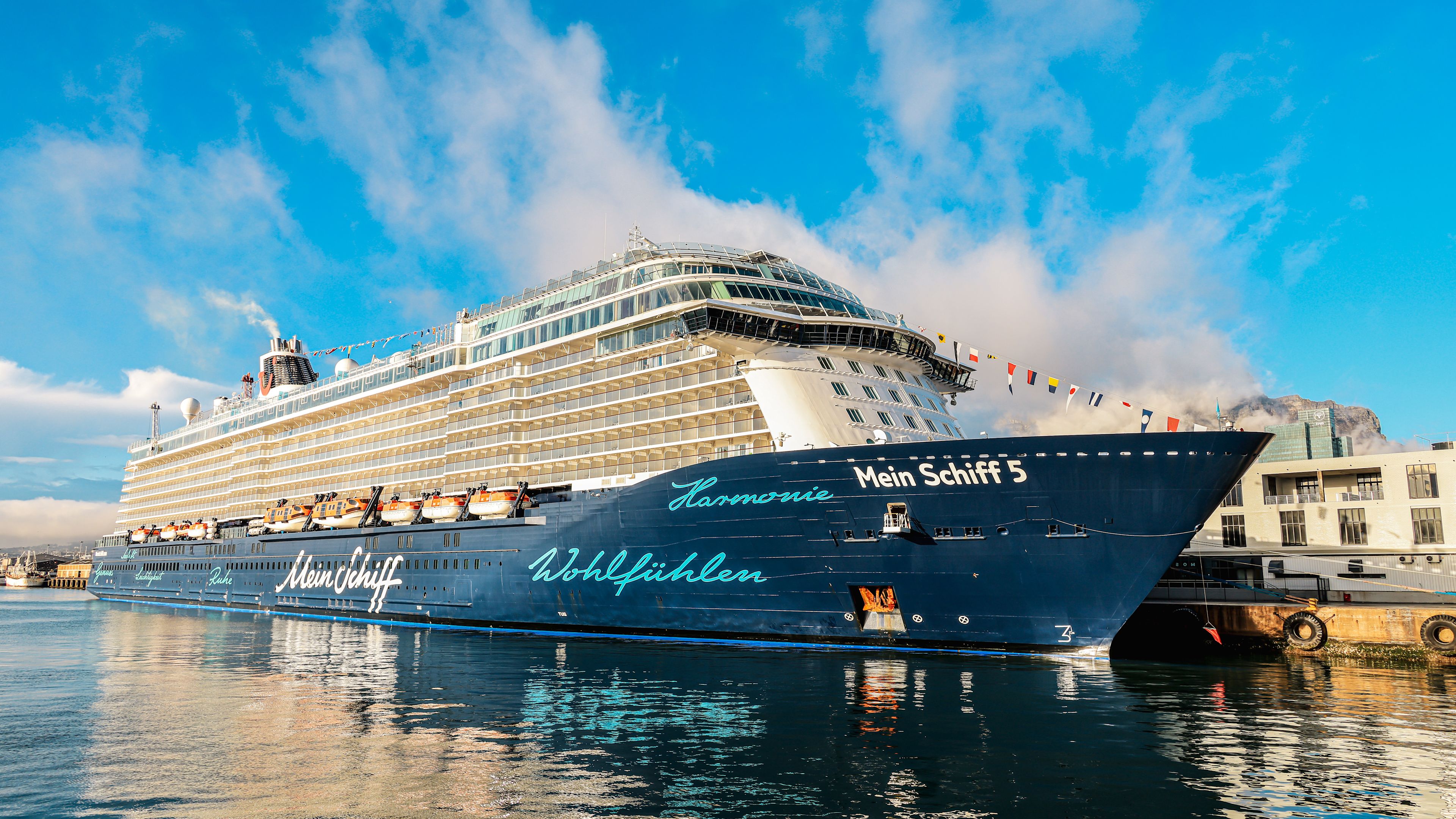 Kreuzfahrtschiff der Mein Schiff® Flotte im Hafen, blauer Himmel. Kreuzfahrtschiff der Mein Schiff® Flotte im Hafen, blauer Himmel.