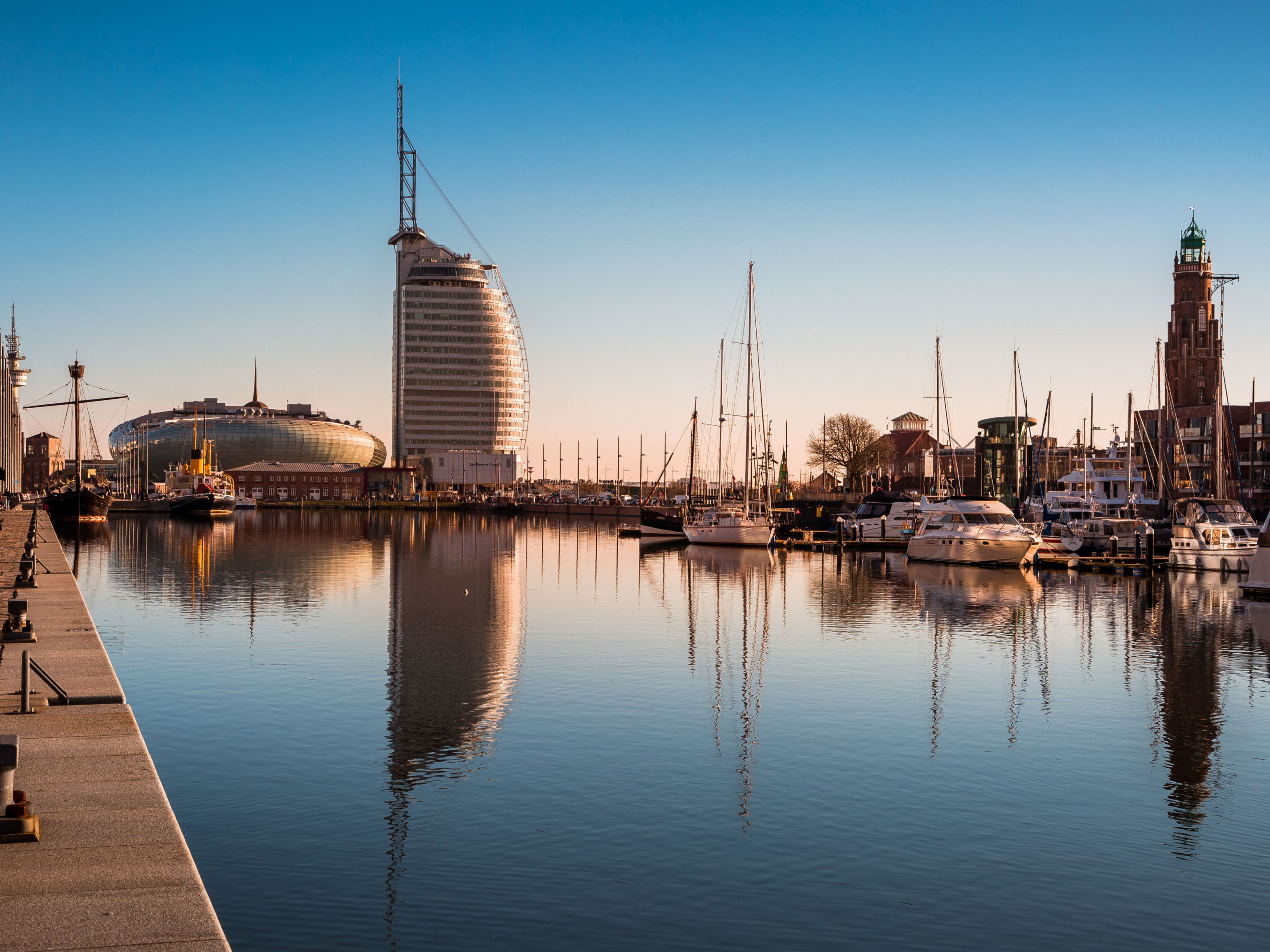 Bremerhaven Hafen mit Segelbooten, modernem Gebäude und klarem Himmel. Bremerhaven Hafen mit Segelbooten, modernem Gebäude und klarem Himmel.