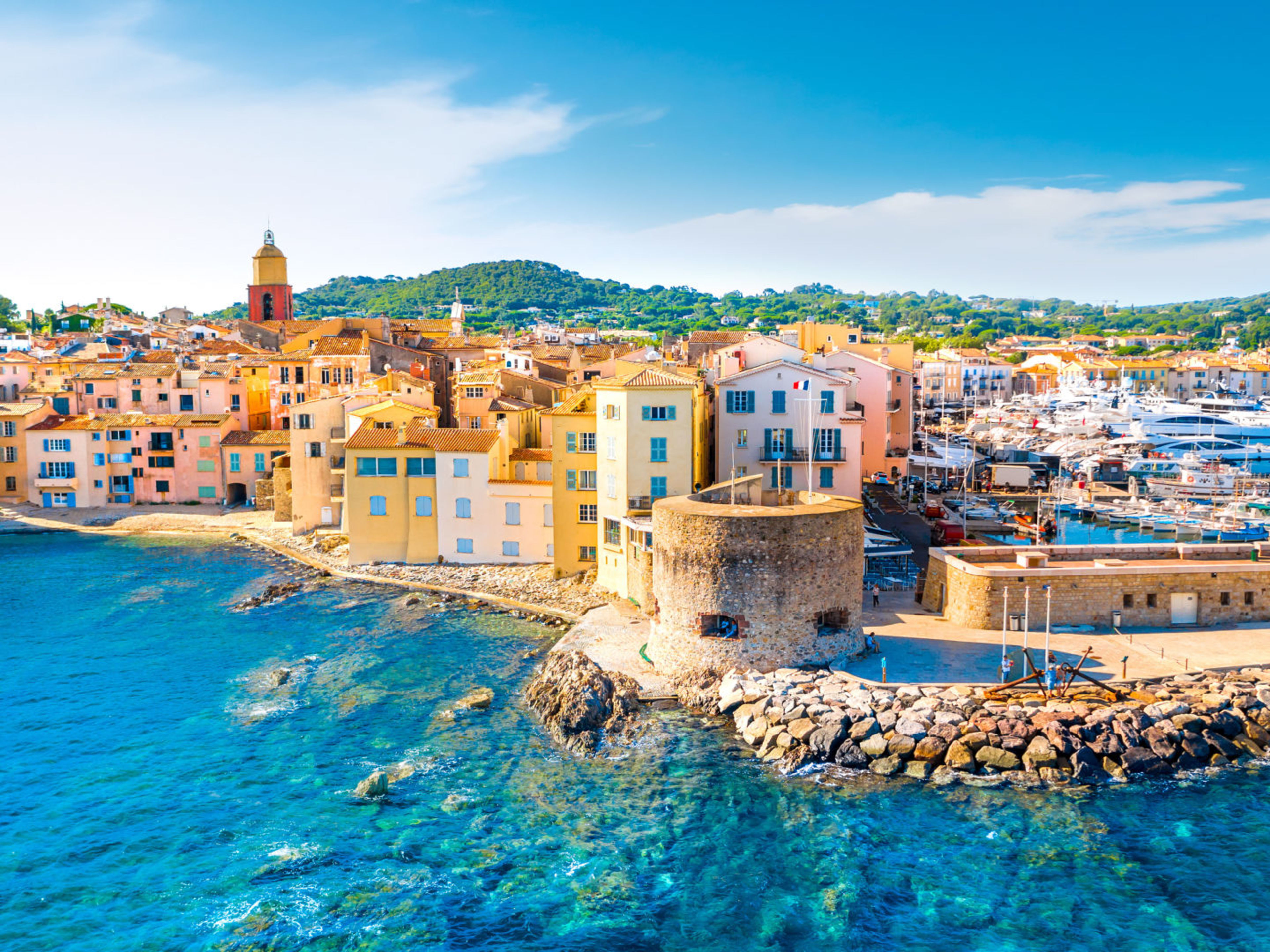 Bunte Häuser und Hafen in Saint-Tropez, blaues Meer, sonniger Himmel. Bunte Häuser und Hafen in Saint-Tropez, blaues Meer, sonniger Himmel.