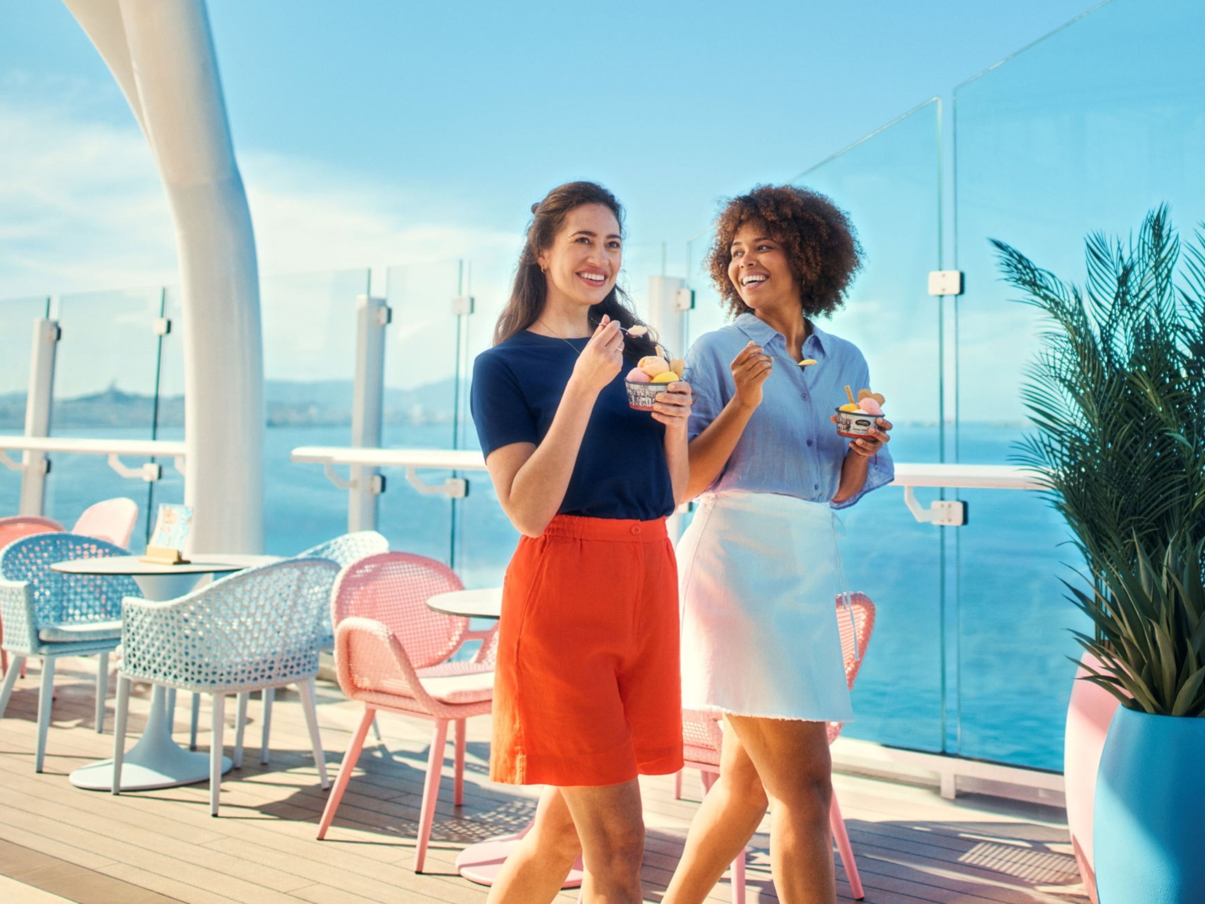 Zwei Frauen essen Eis auf Kreuzfahrtschiff der Mein Schiff® Flotte, sonniger Tag. Zwei Frauen essen Eis auf Kreuzfahrtschiff der Mein Schiff® Flotte, sonniger Tag.