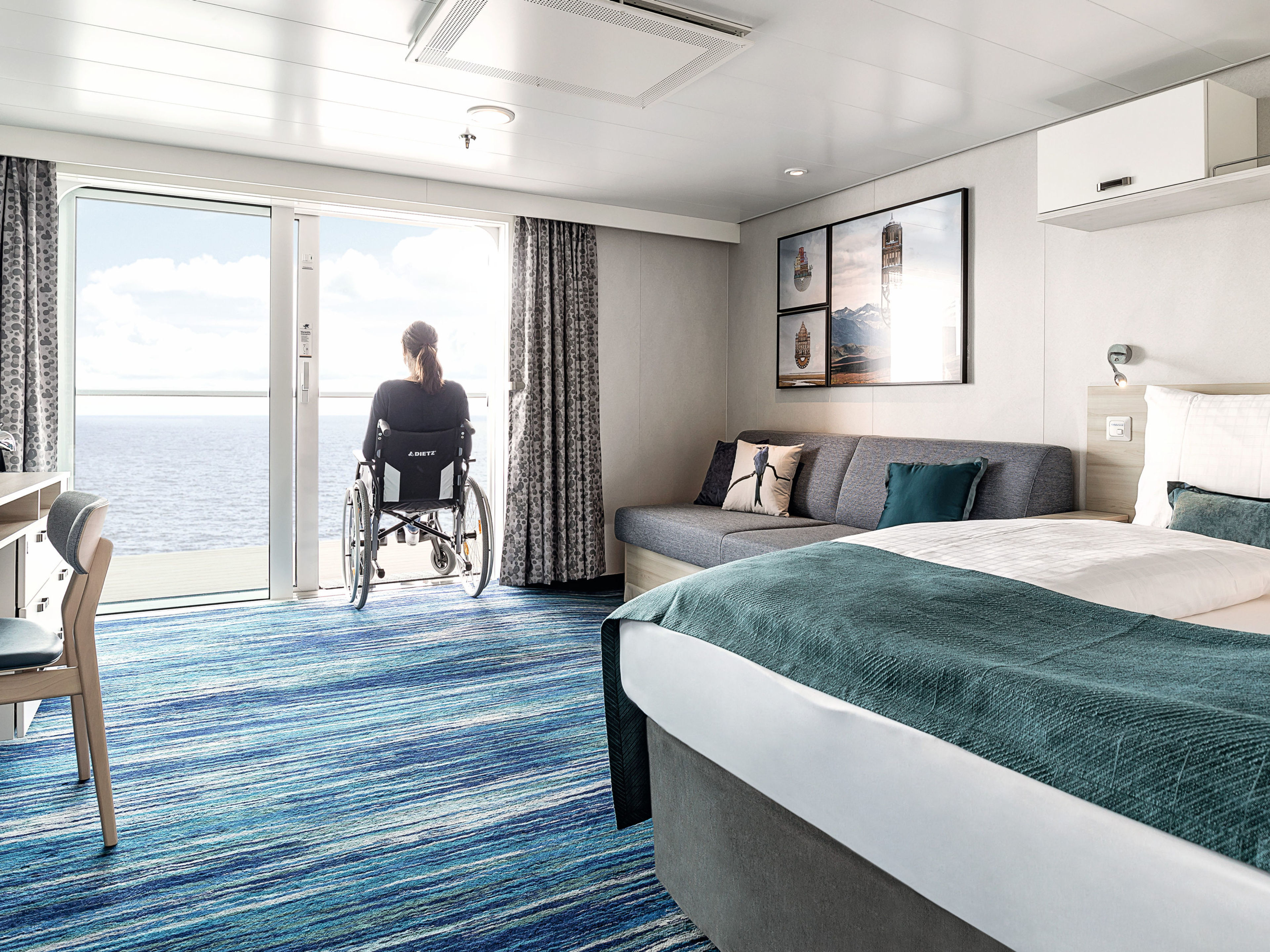 Kreuzfahrtschiff-Kabine mit Rollstuhlfahrerin, Meerblick, modernes Design. Kreuzfahrtschiff-Kabine mit Rollstuhlfahrerin, Meerblick, modernes Design.