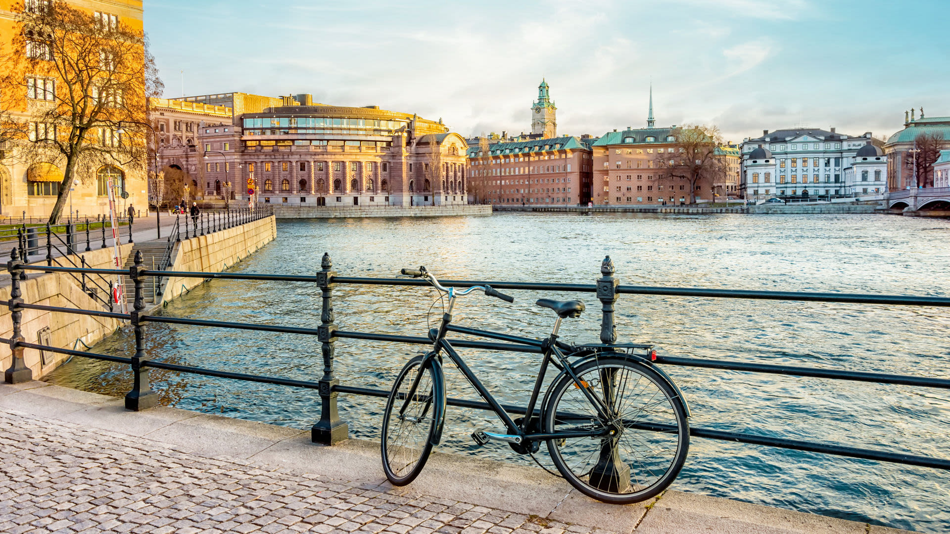 Fahrrad am Wasser mit Blick auf Stockholm. Fahrrad am Wasser mit Blick auf Stockholm.
