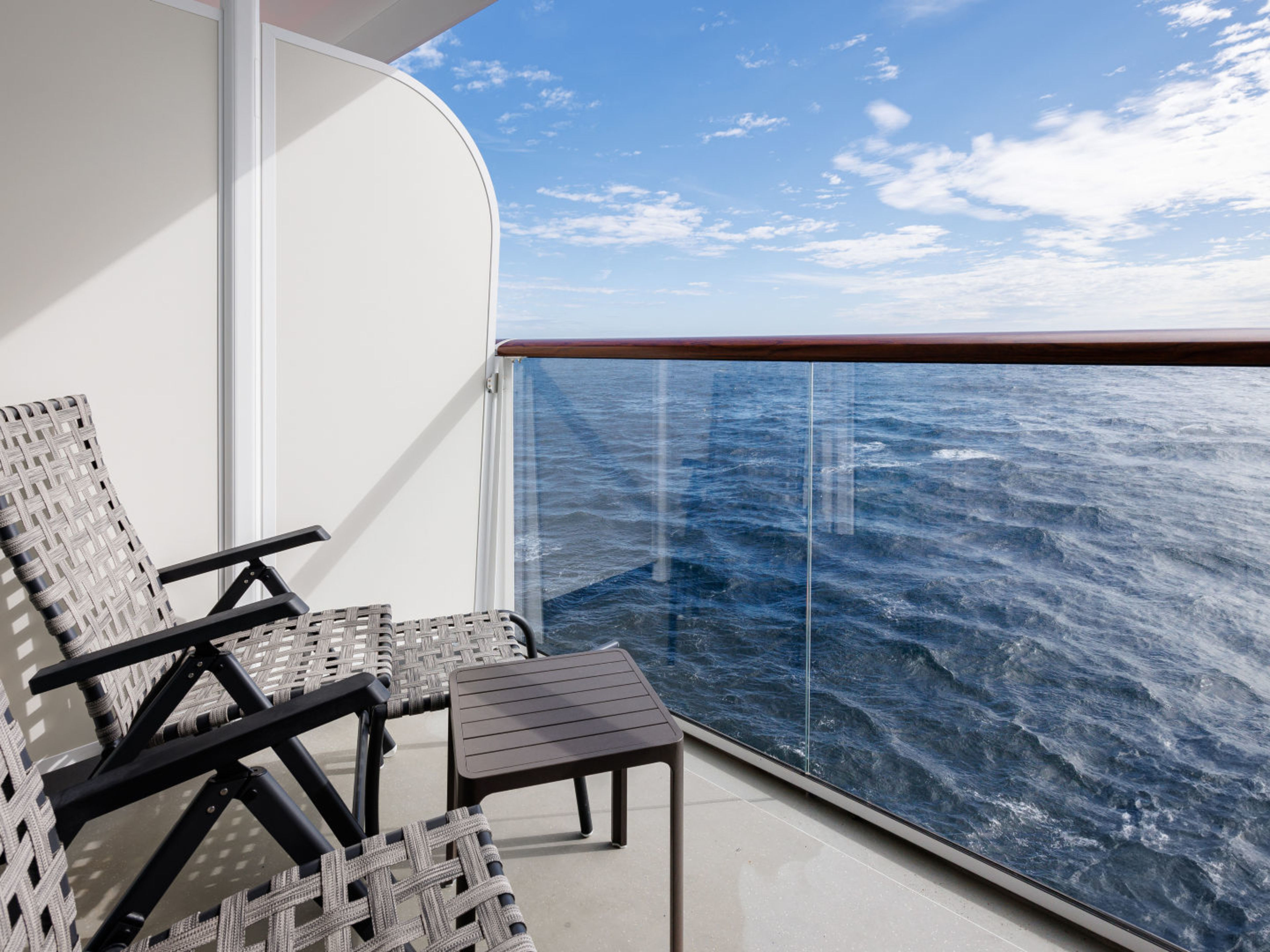 Balkon mit zwei Stühlen und Tisch, Blick aufs Meer. Balkon mit zwei Stühlen und Tisch, Blick aufs Meer.