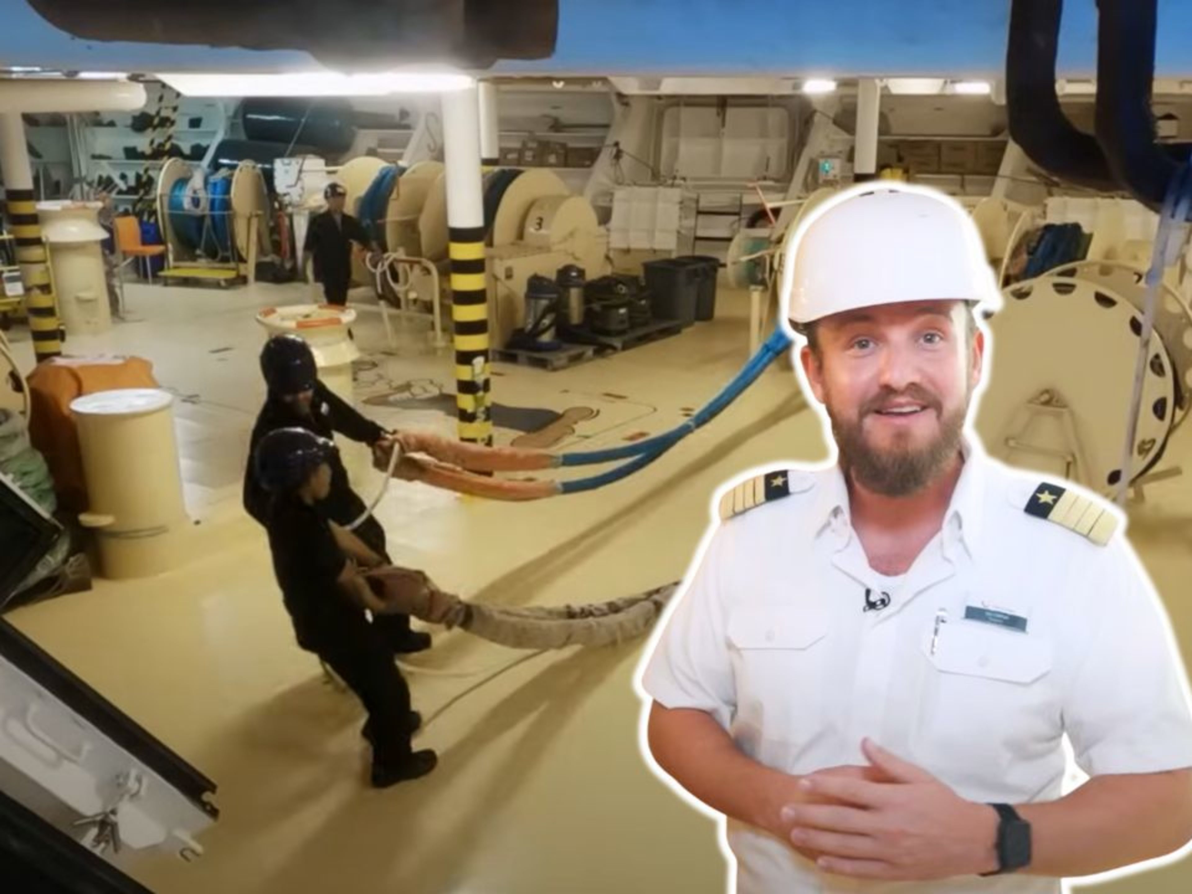 Mann in Uniform auf Kreuzfahrtschiff, Arbeiter ziehen Seile im Maschinenraum. Mann in Uniform auf Kreuzfahrtschiff, Arbeiter ziehen Seile im Maschinenraum.
